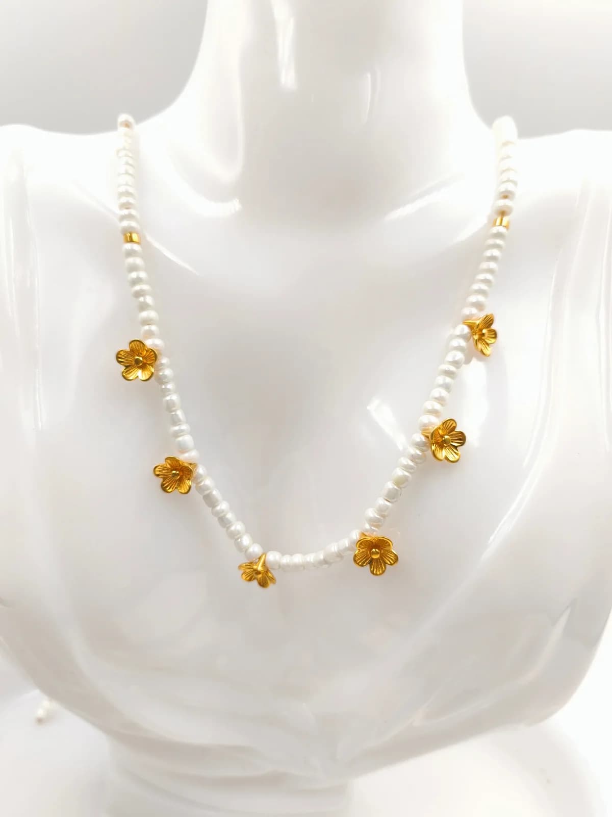 Necklace with Glass Beads and Gold-Plated Flowers by Magis Handmade Jewels