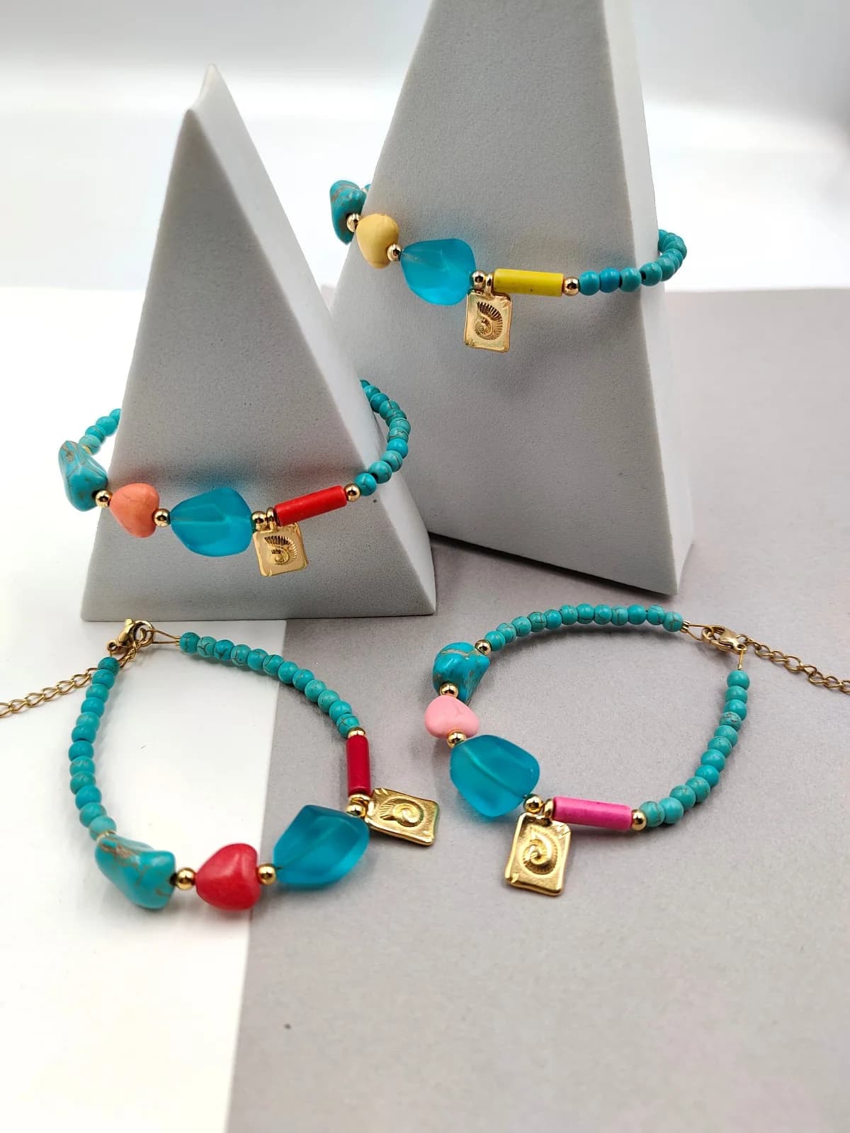 Bracelet with Howlite and Glass Bead by Magis Handmade Jewels