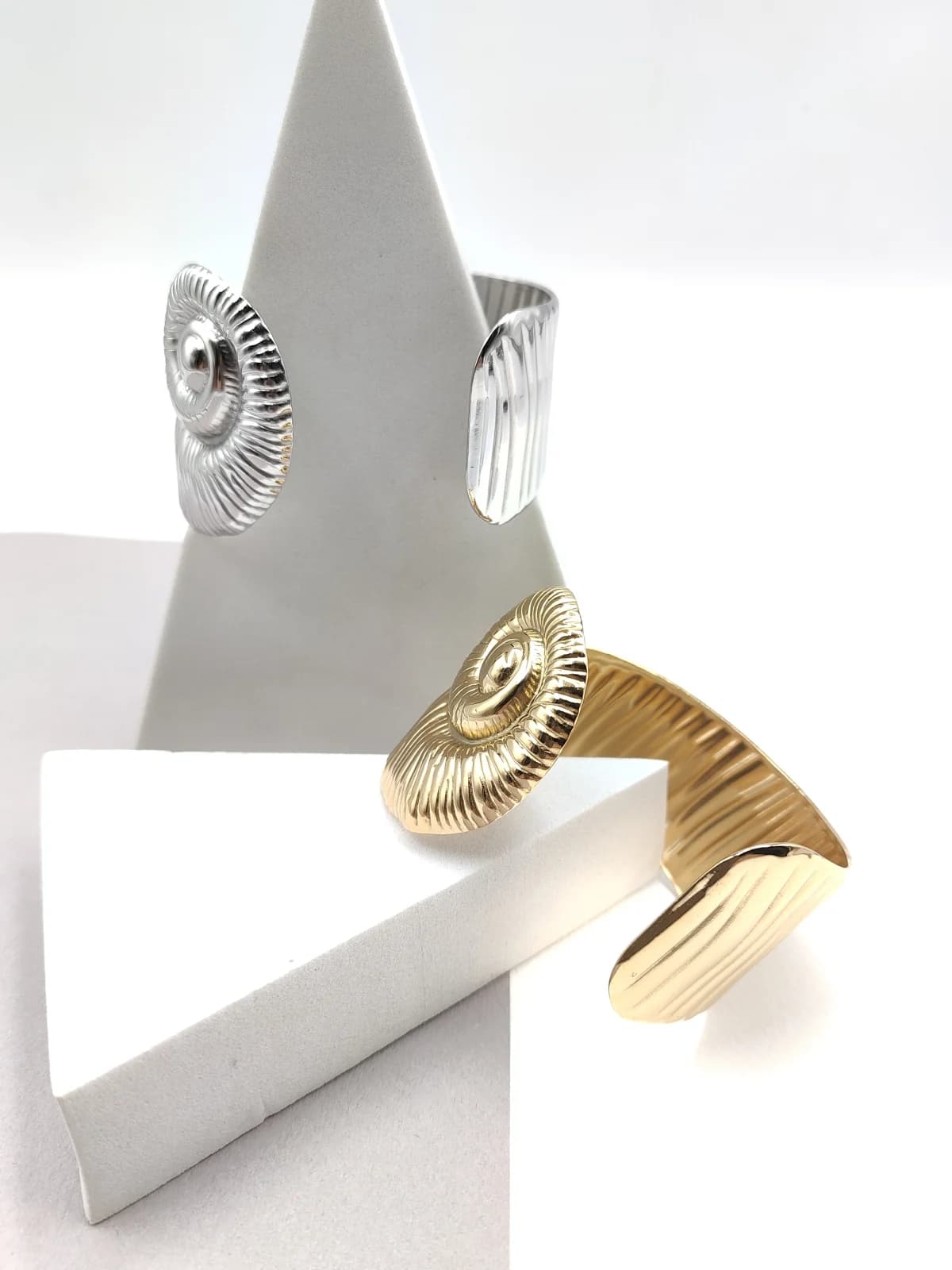 Stainless Steel Bracelet with Embossed Seashell by Magis Handmade Jewels