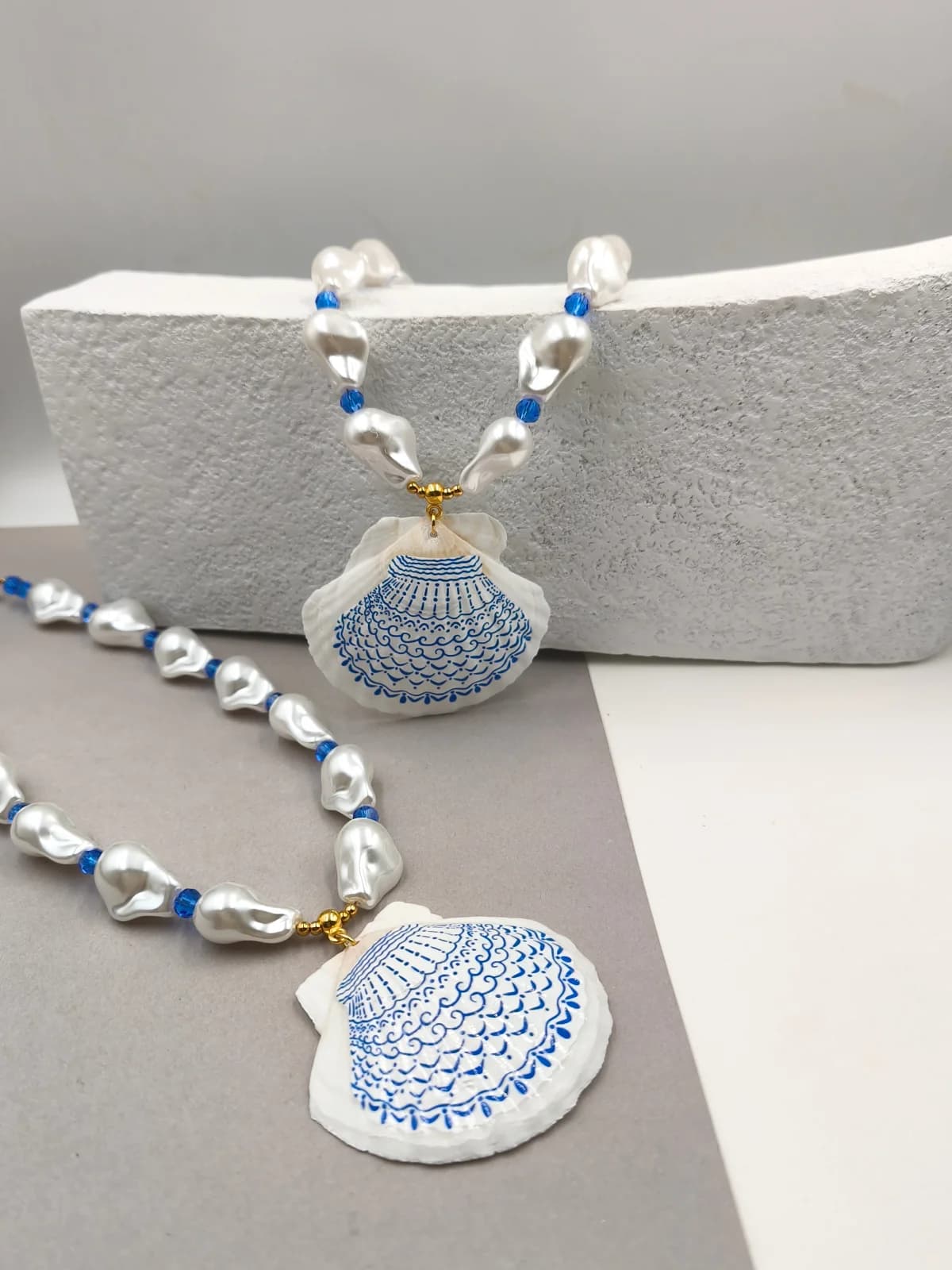Necklace with Acrylic Baroque Pearls and Seashell by Magis Handmade Jewels
