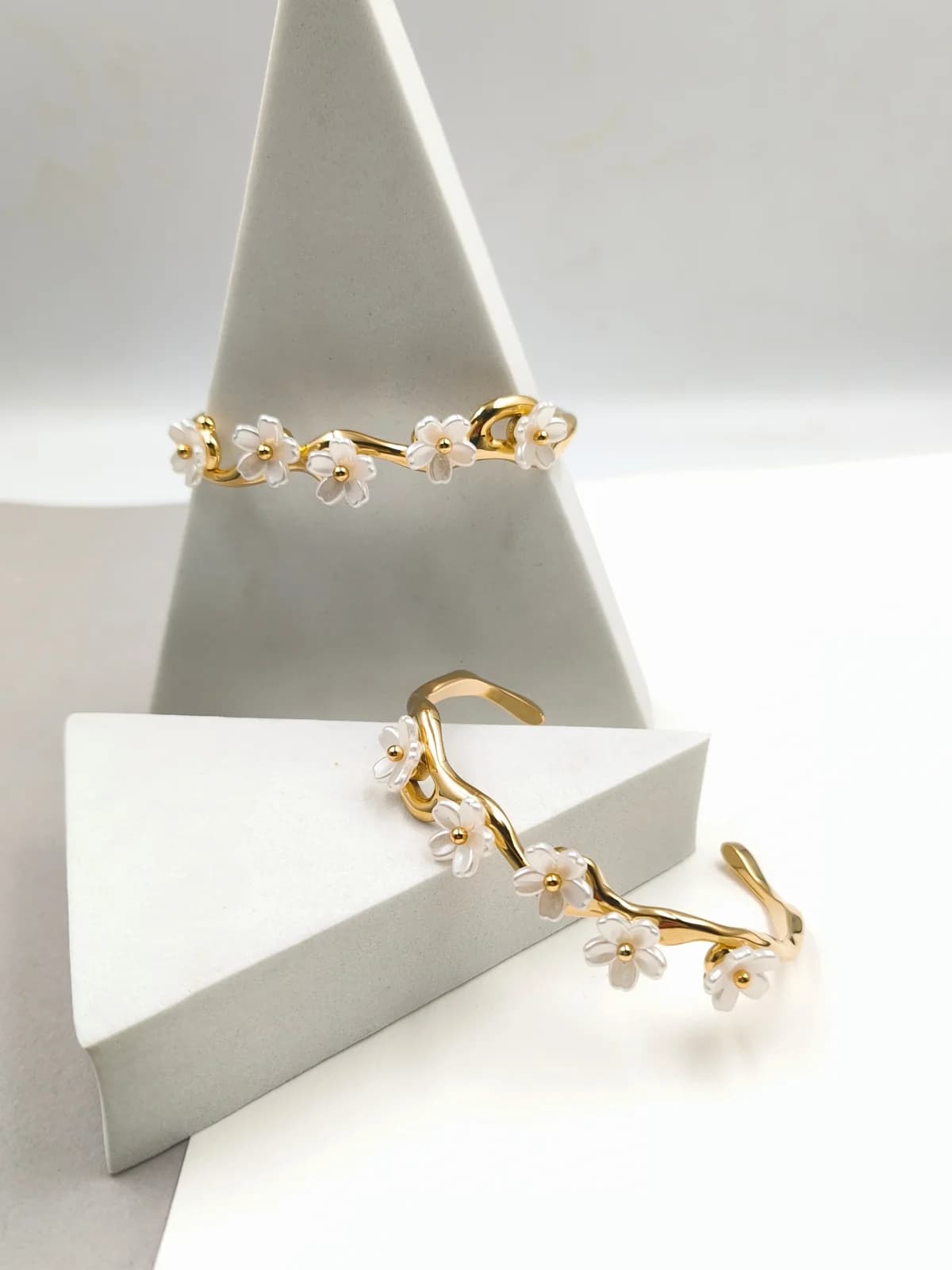 Stainless Steel Bracelet with Acrylic Flowers by Magis Handmade Jewels