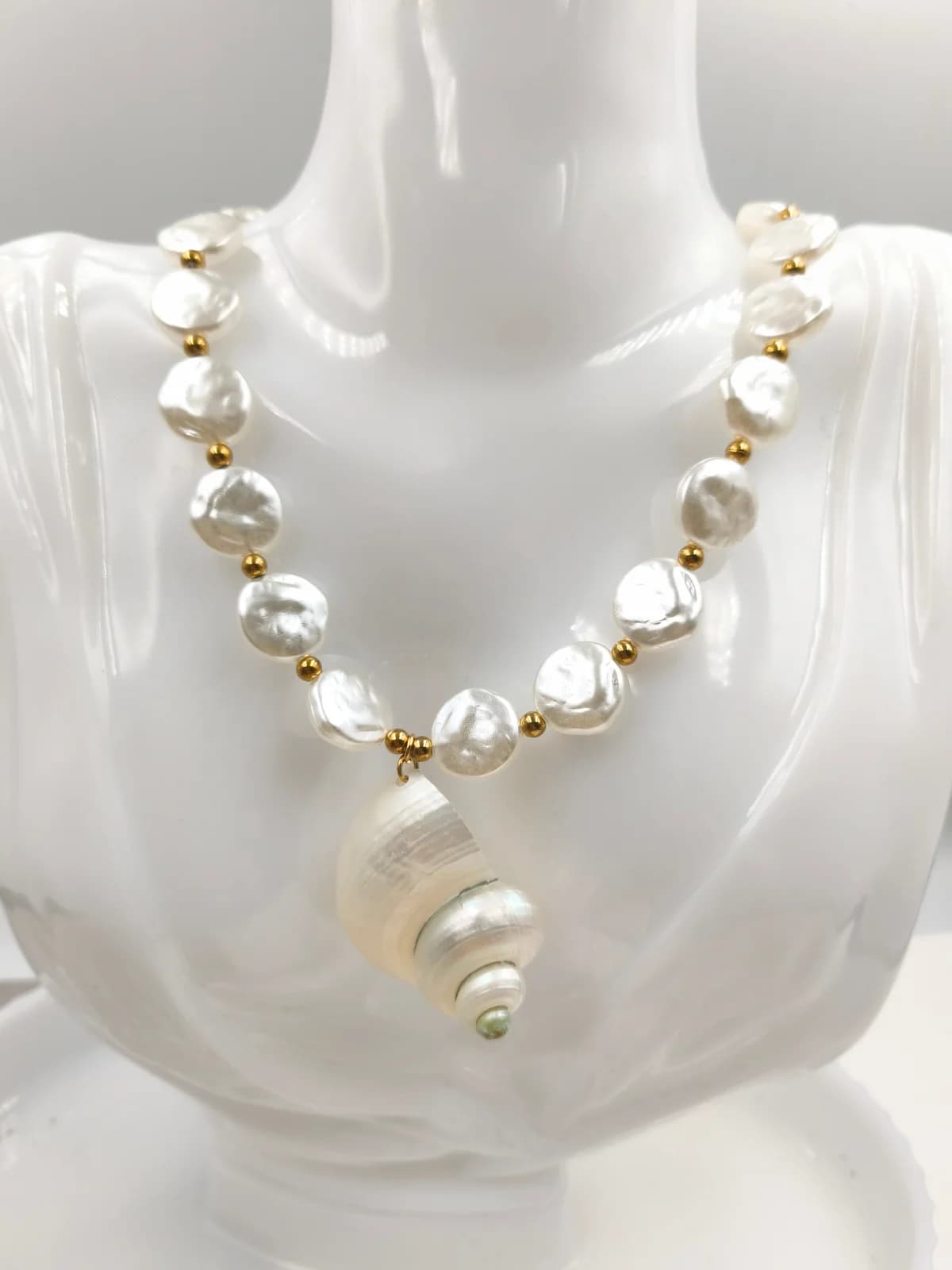 Necklace with Baroque Pearls and Seashell by Magis Handmade Jewels