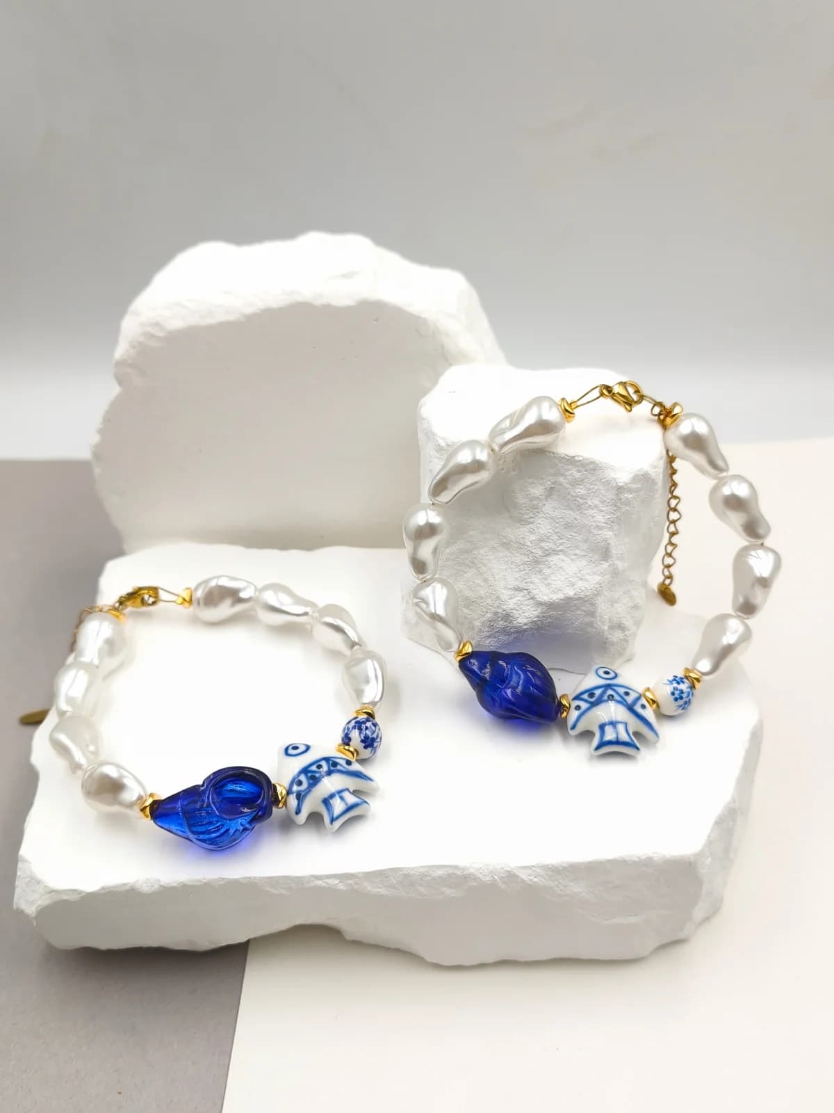 Bracelet with Acrylic Baroque Pearls and Ceramic Beads by Magis Handmade Jewels