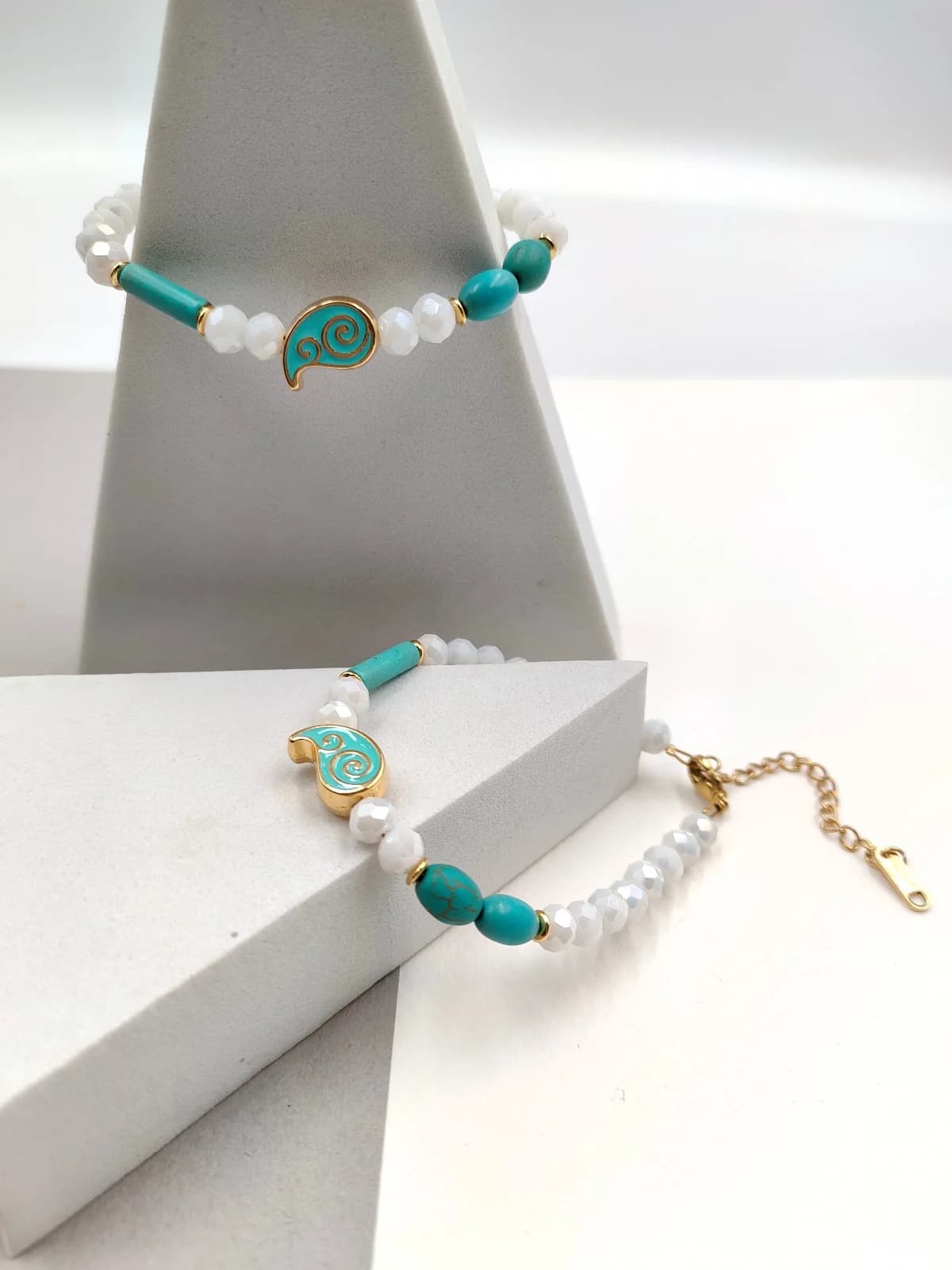 Bracelet with Faceted Crystals, Howlite and Gold-Plated Details by Magis Handmade Jewels