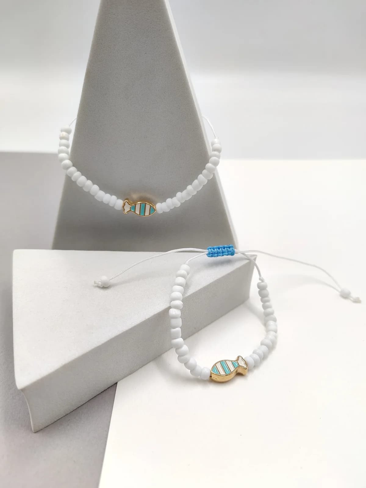 Bracelet with Glass Beads and Gold-Plated Enamel Little Fish by Magis Handmade Jewels