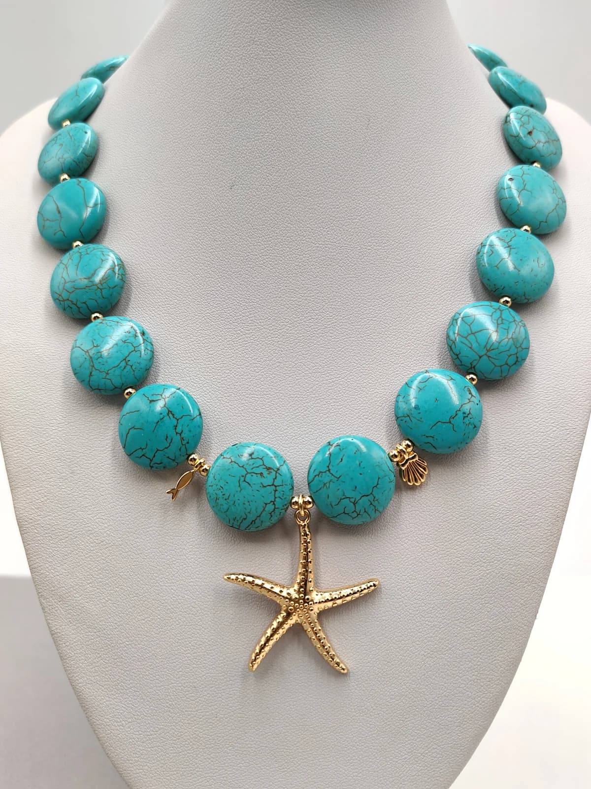Necklace with Howlite Beads and Gold-Plated Details by Magis Handmade Jewels