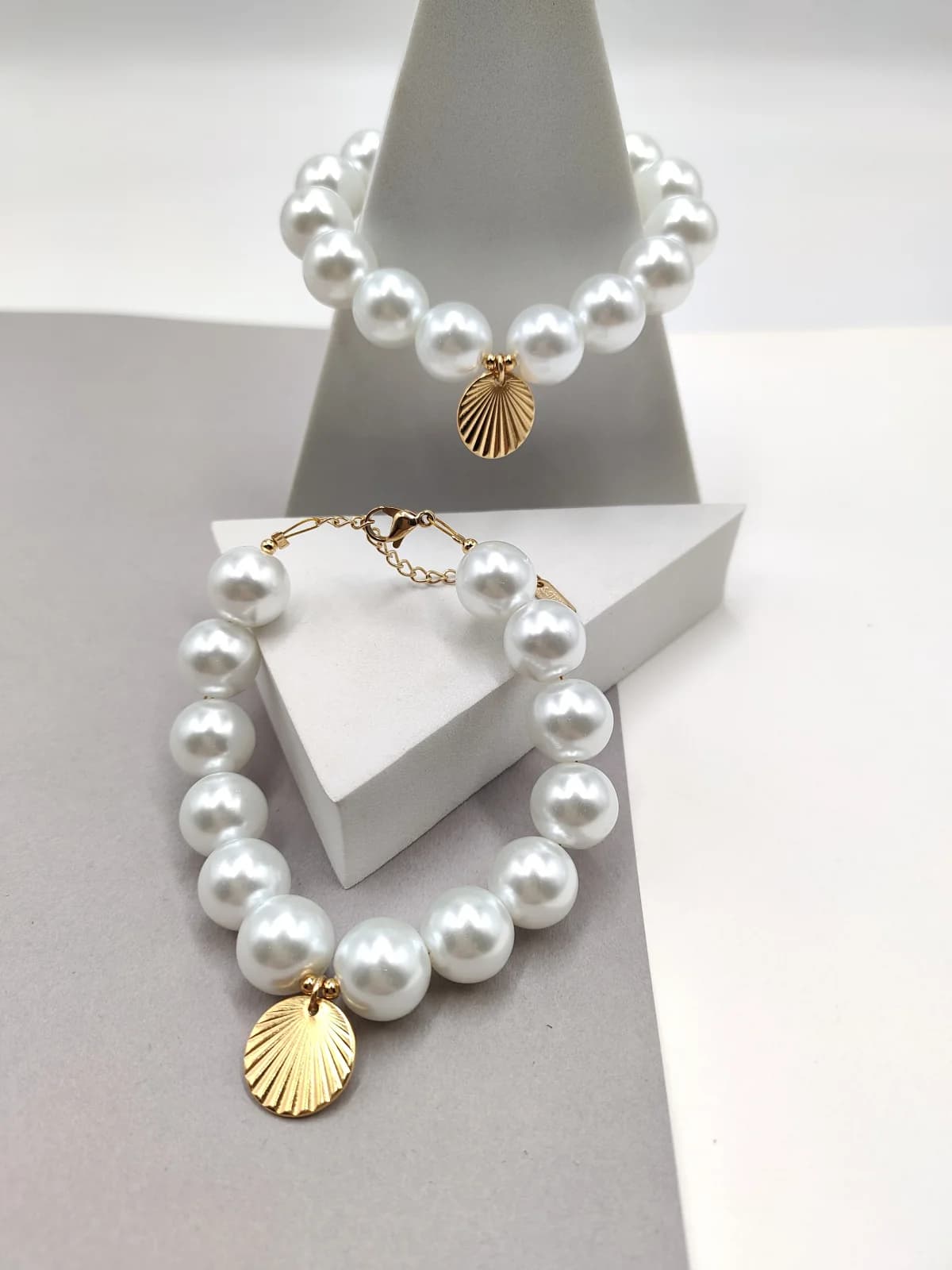 Bracelet with Glass Pearls and Gold-Plated Detail by Magis Handmade Jewels
