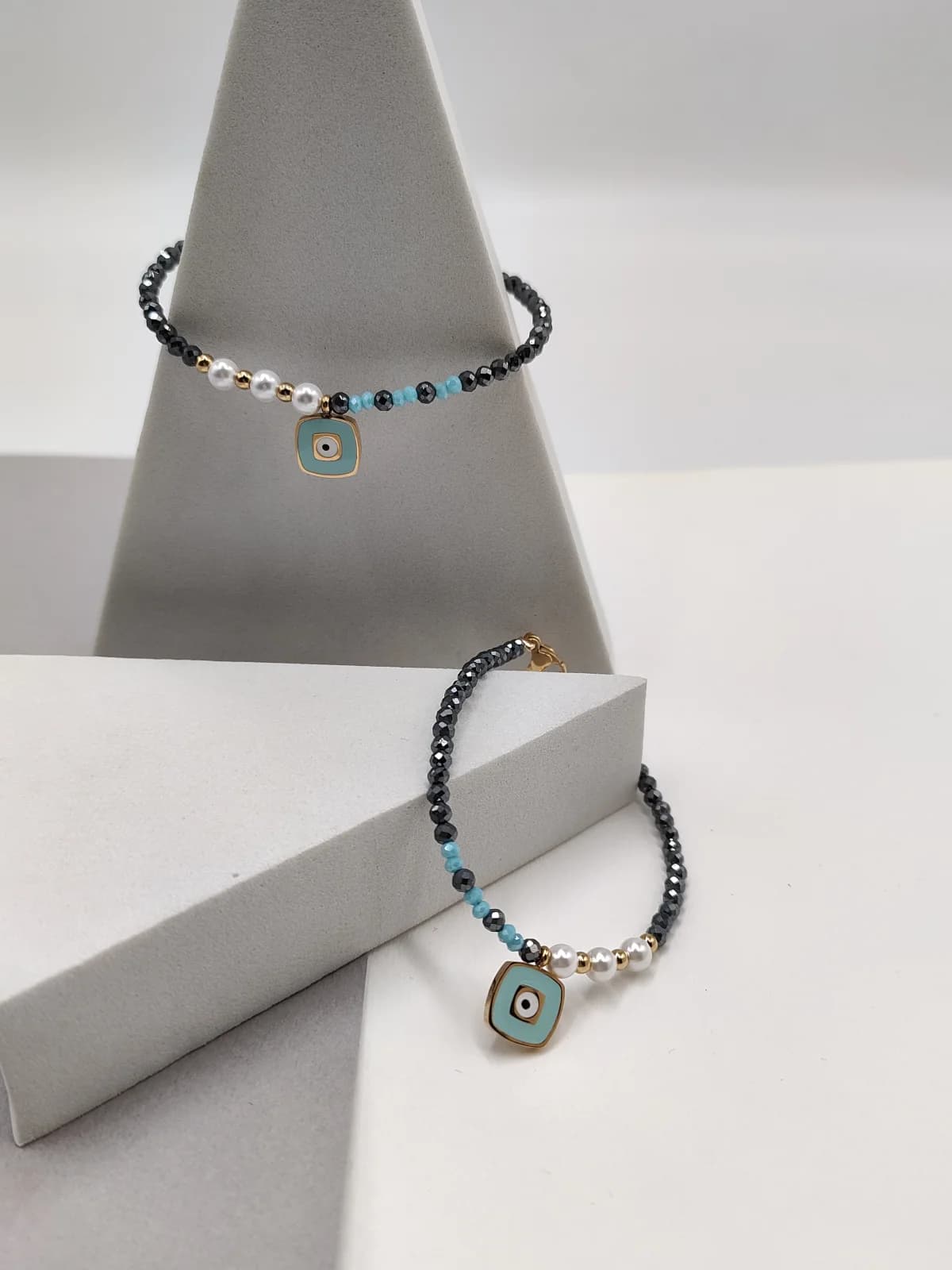 Bracelet with Hematite Beads, Gold-Plated Details and Pearls by Magis Handmade Jewels