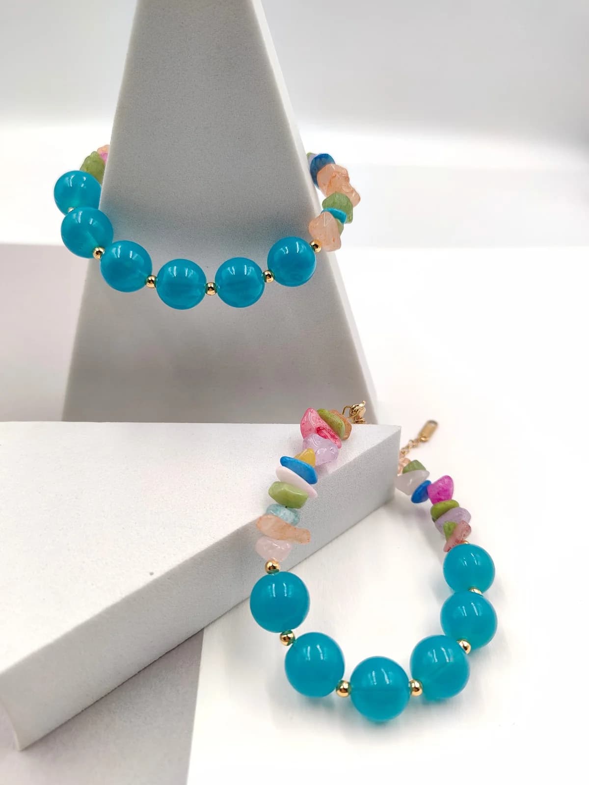 Bracelet with Glass Beads and Nephrite-Jade Chips by Magis Handmade Jewels