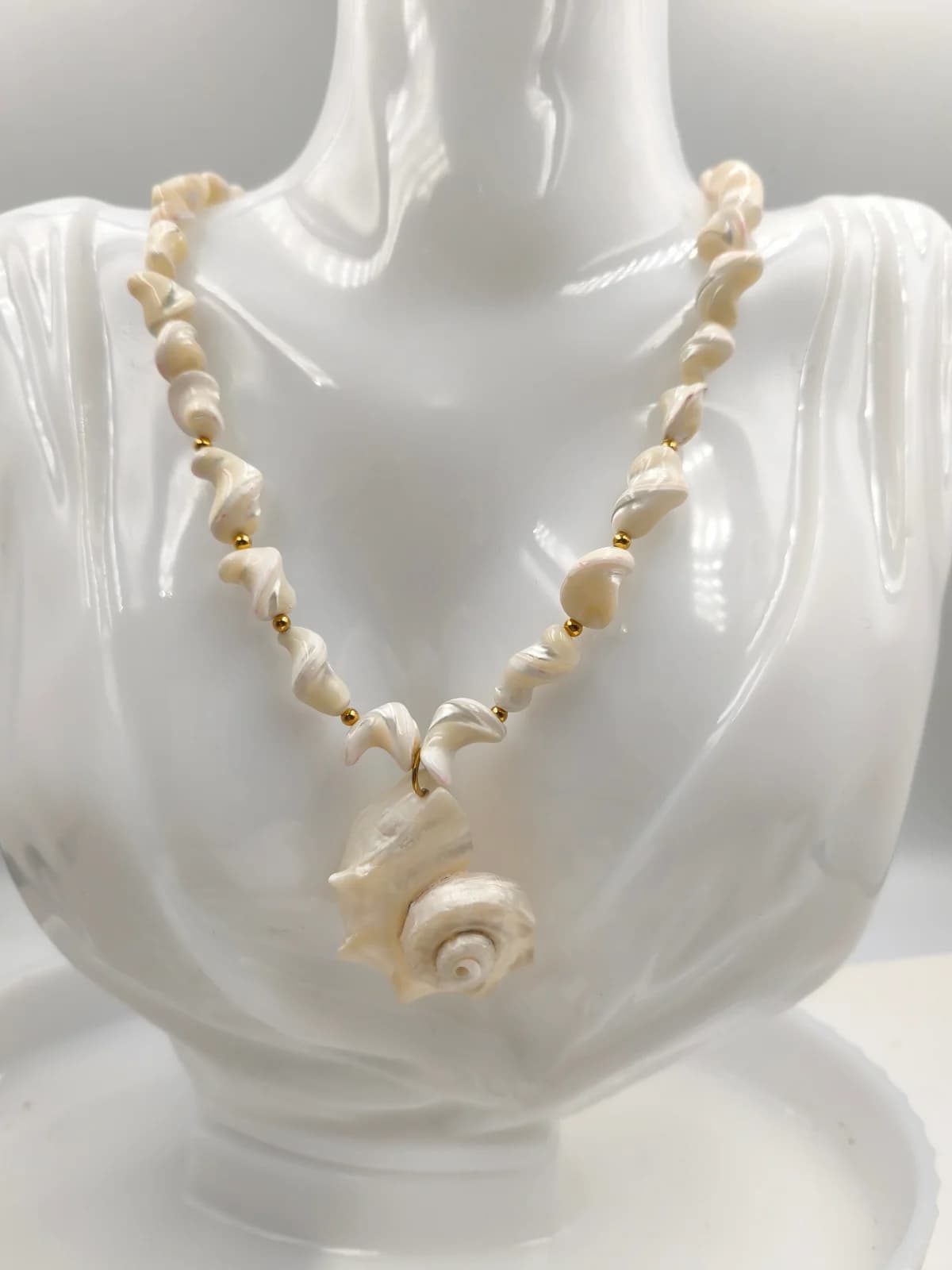 Necklace with Mother-of-Pearl Beads and Seashell by Magis Handmade Jewels