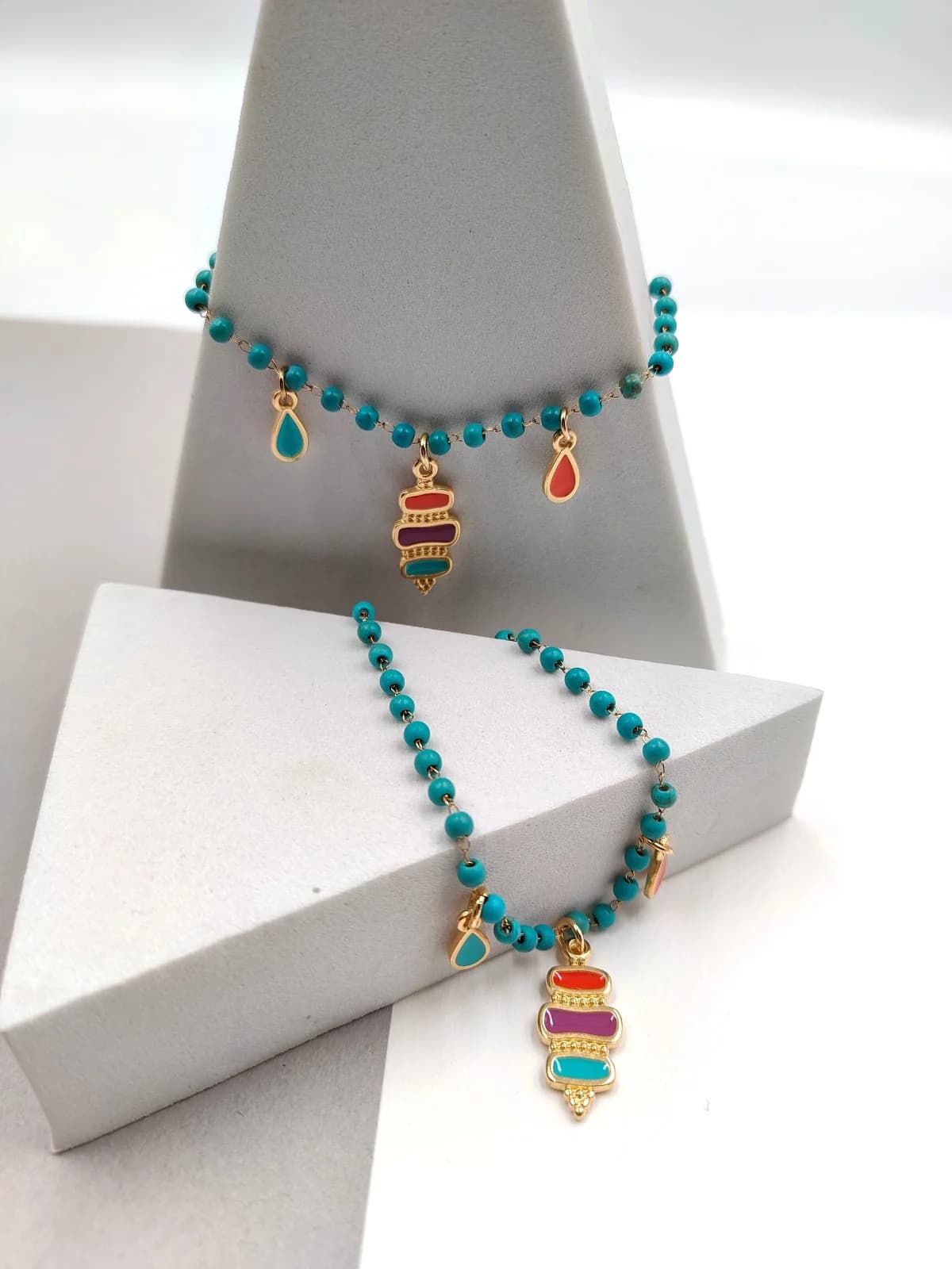Stainless Steel Bracelet with Howlite and Gold-Plated Detail by Magis Handmade Jewels