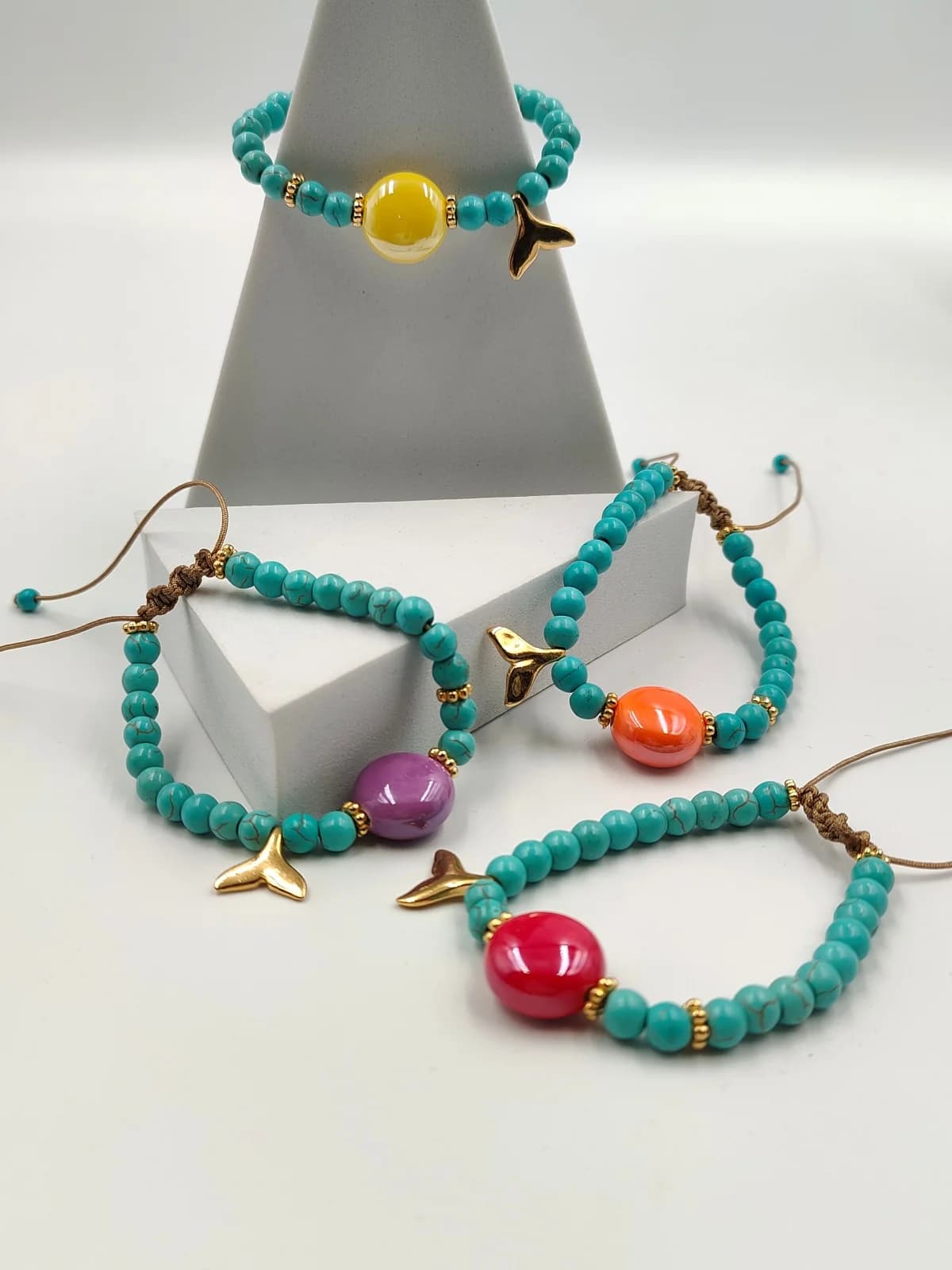 Bracelet with Howlite Beads and Gold-Plated Details by Magis Handmade Jewels