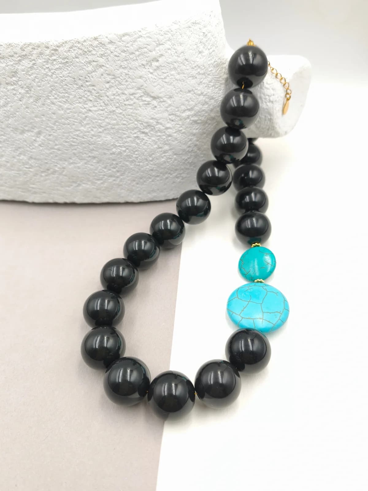 Necklace with Glass Beads and Howlite by Magis Handmade Jewels