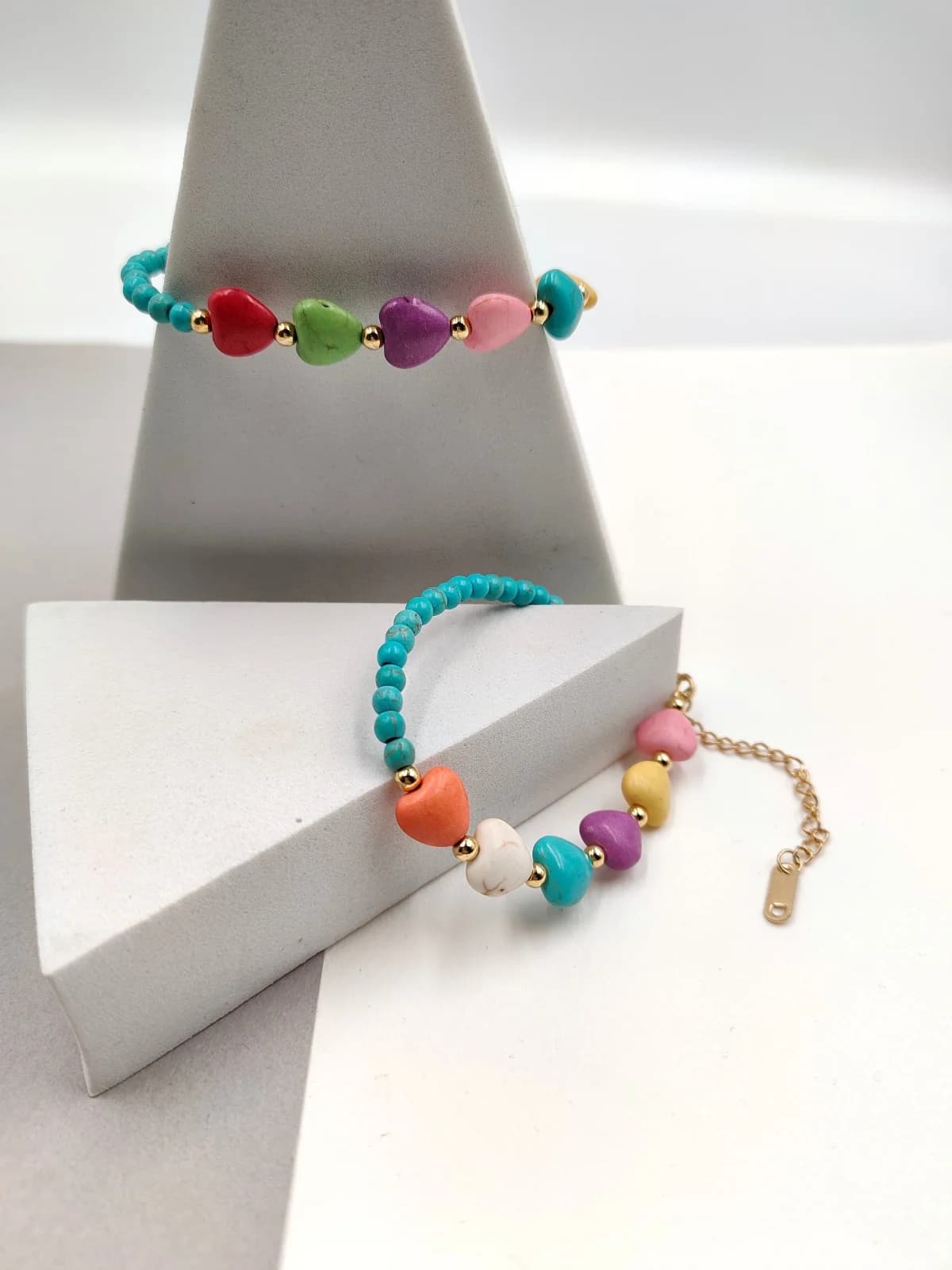 Bracelet with Howlite and Hearts by Magis Handmade Jewels