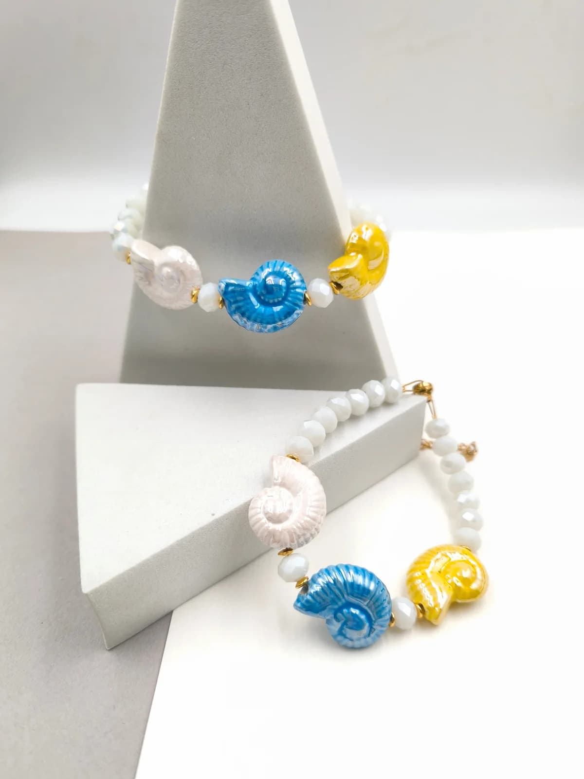 Bracelet with Ceramic Seashells and Crystals by Magis Handmade Jewels