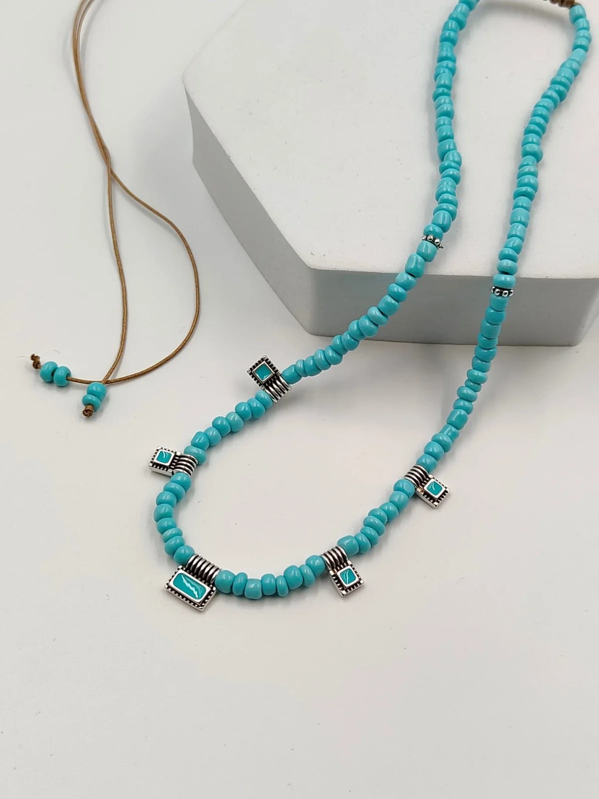 Necklace with Howlite Beads and Silver-Plated Enamel Details by Magis Handmade Jewels