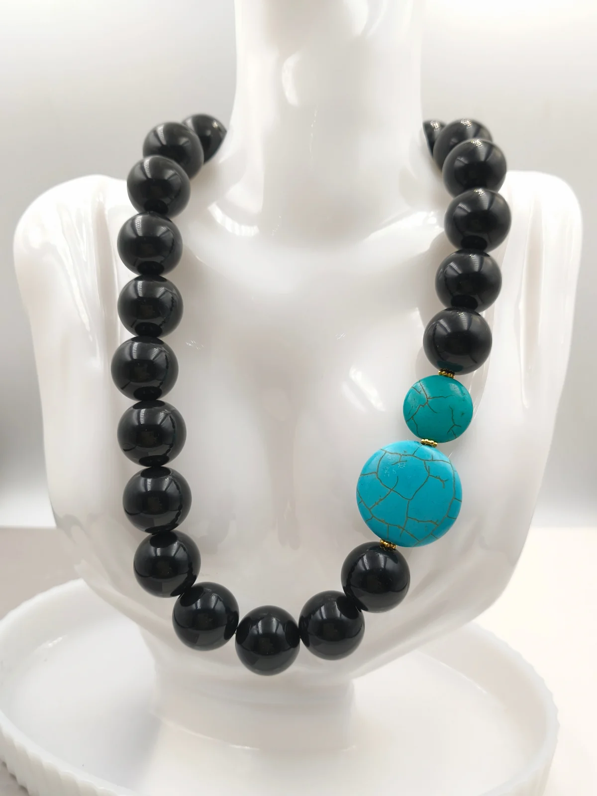 Necklace with Glass Beads and Howlite by Magis Handmade Jewels – view 2