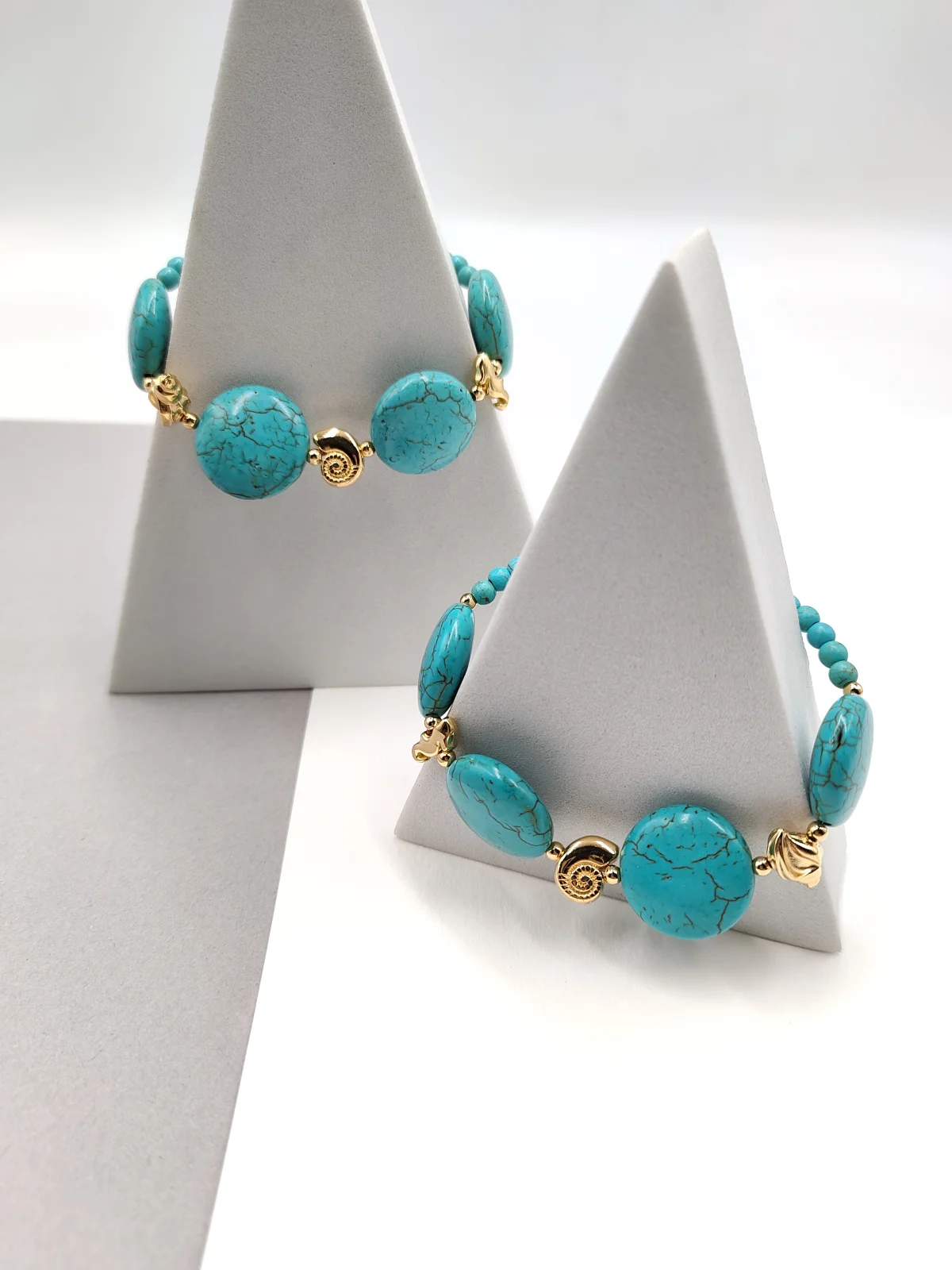 Bracelet with Howlite Beads and Gold-Plated Details by Magis Handmade Jewels – view 2