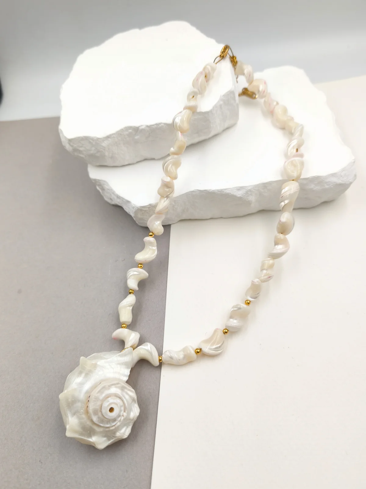 Necklace with Mother-of-Pearl Beads and Seashell by Magis Handmade Jewels – view 2