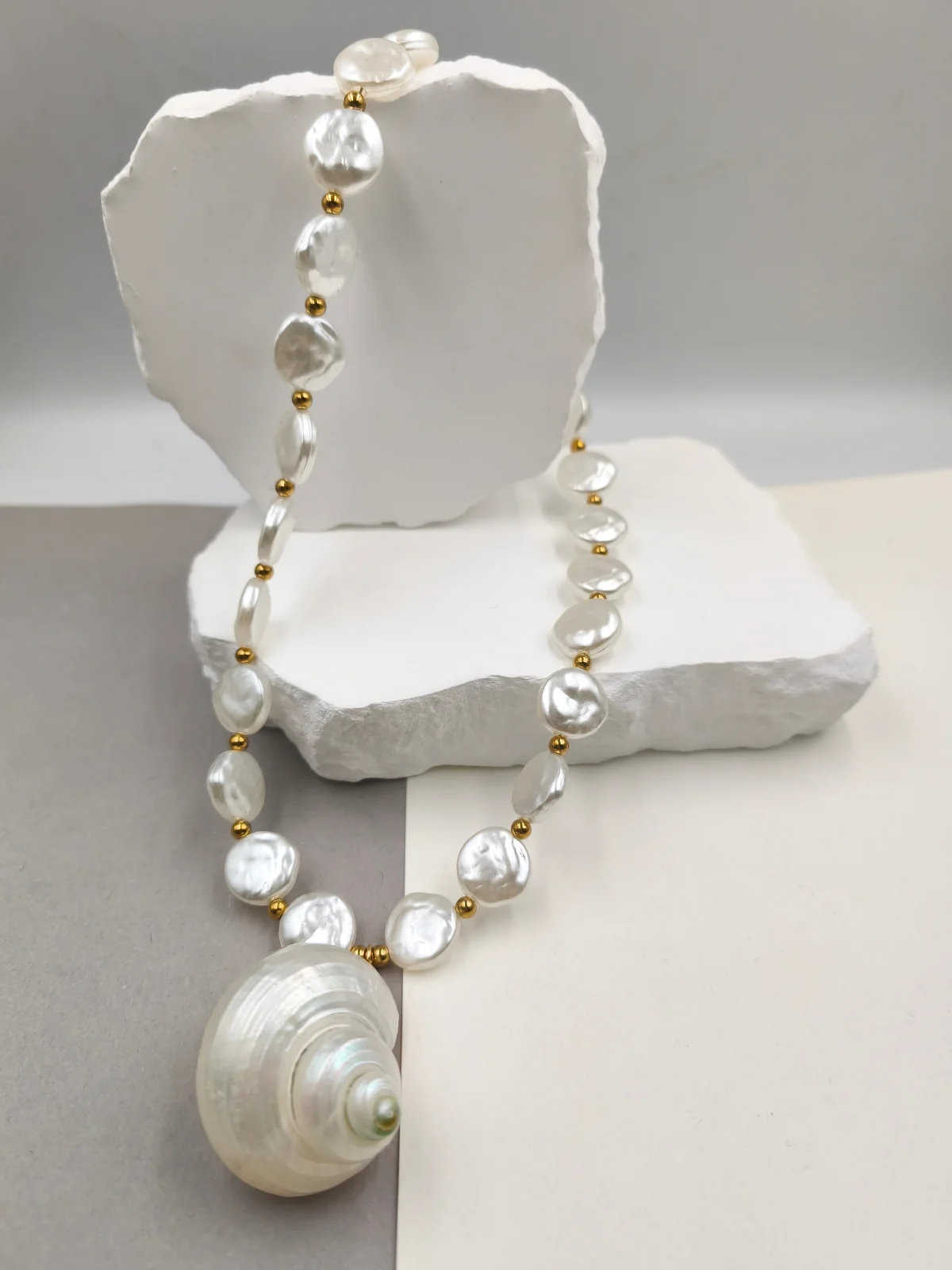 Necklace with Baroque Pearls and Seashell by Magis Handmade Jewels – view 2