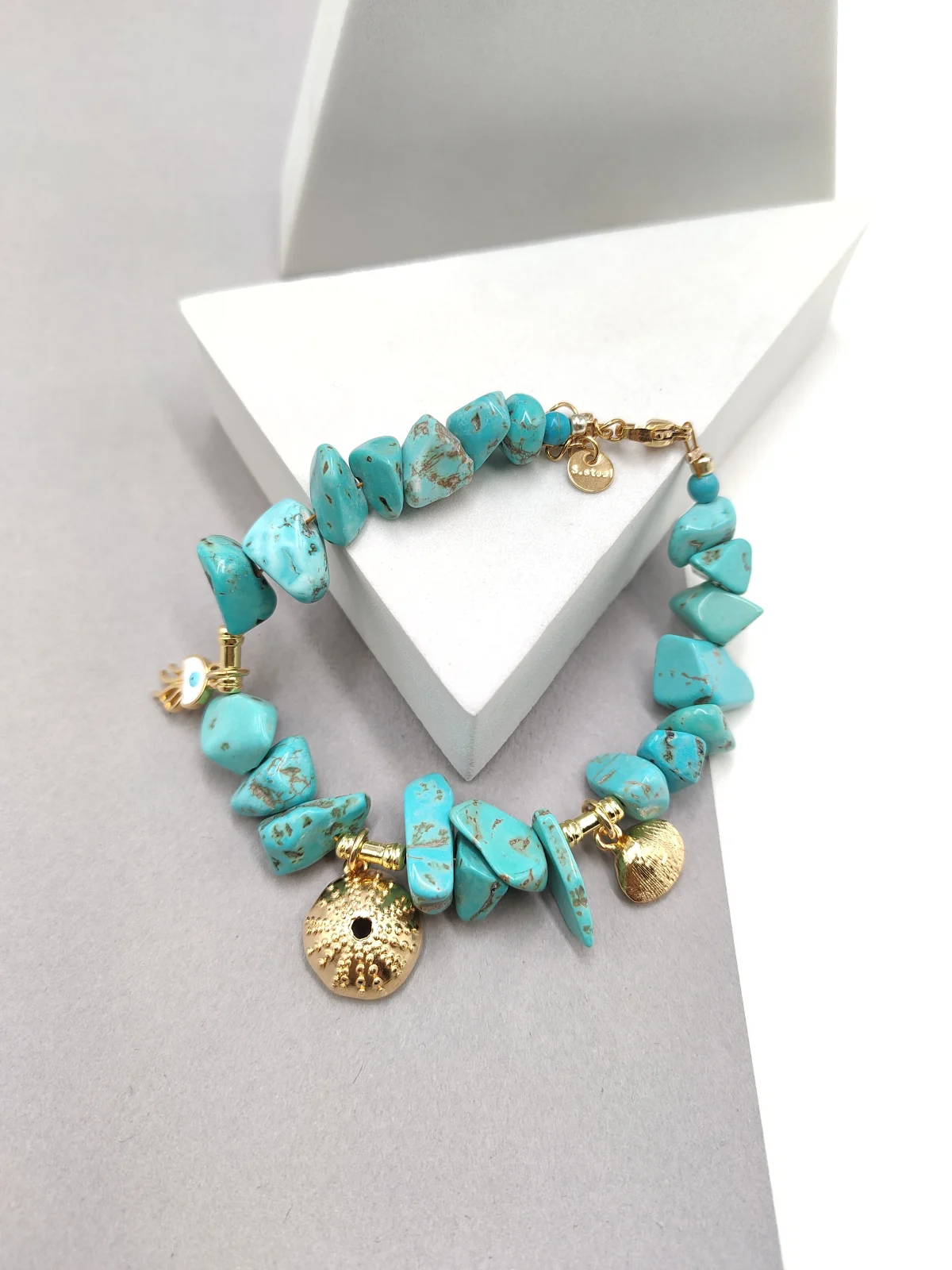 Bracelet with Howlite and Gold-Plated Details by Magis Handmade Jewels – view 2