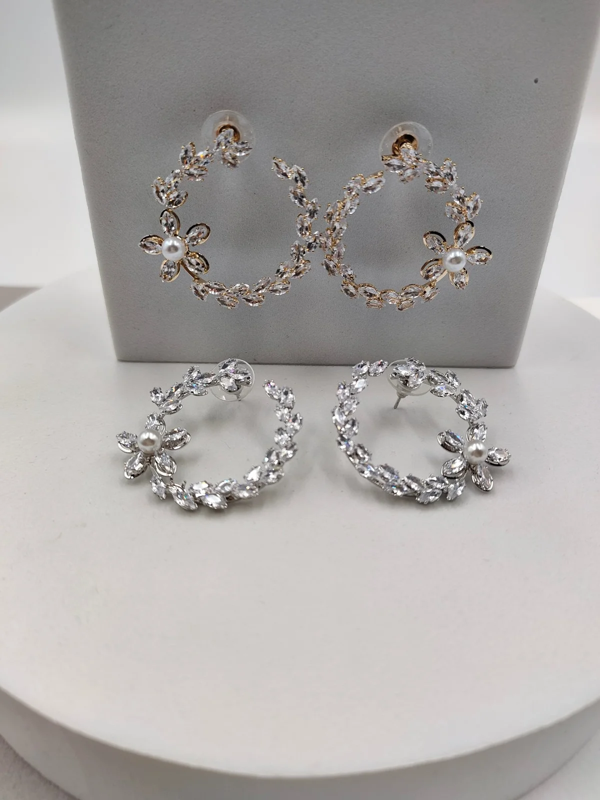 Round Earrings with Crystals and Pearl by Magis Handmade Jewels – view 2