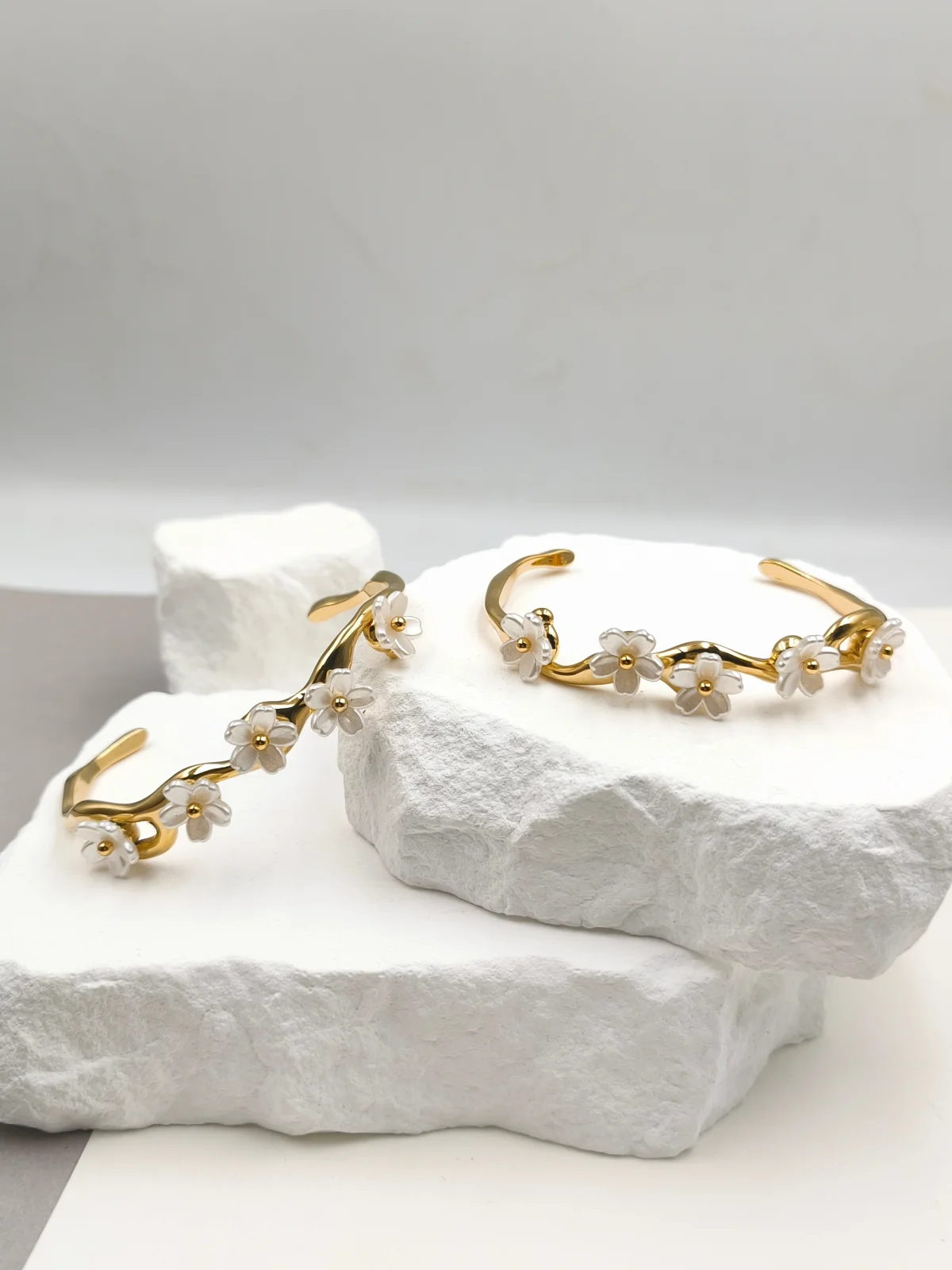 Stainless Steel Bracelet with Acrylic Flowers by Magis Handmade Jewels – view 2