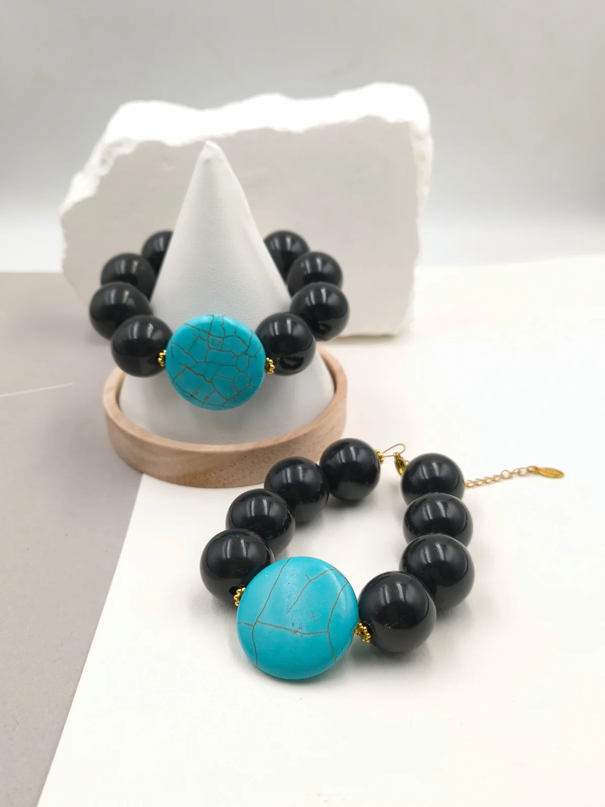 Bracelet with Glass Beads and Howlite by Magis Handmade Jewels – view 2