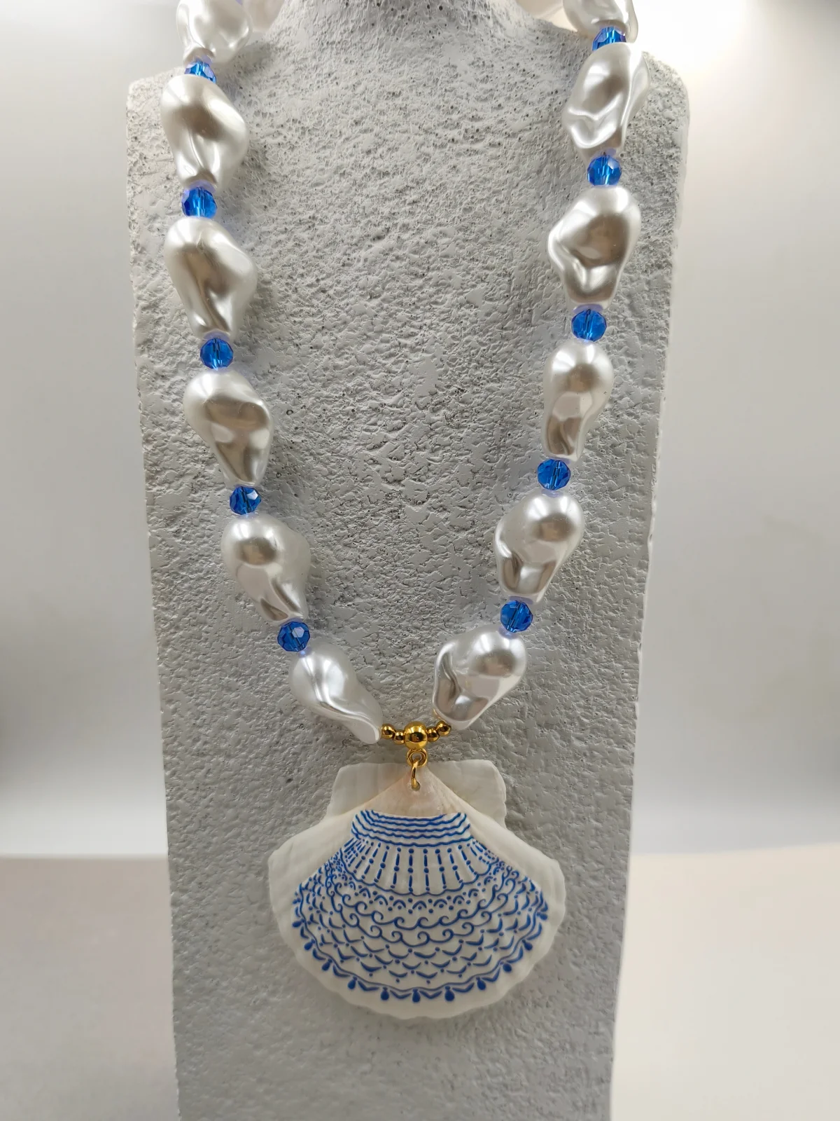 Necklace with Acrylic Baroque Pearls and Seashell by Magis Handmade Jewels – view 3