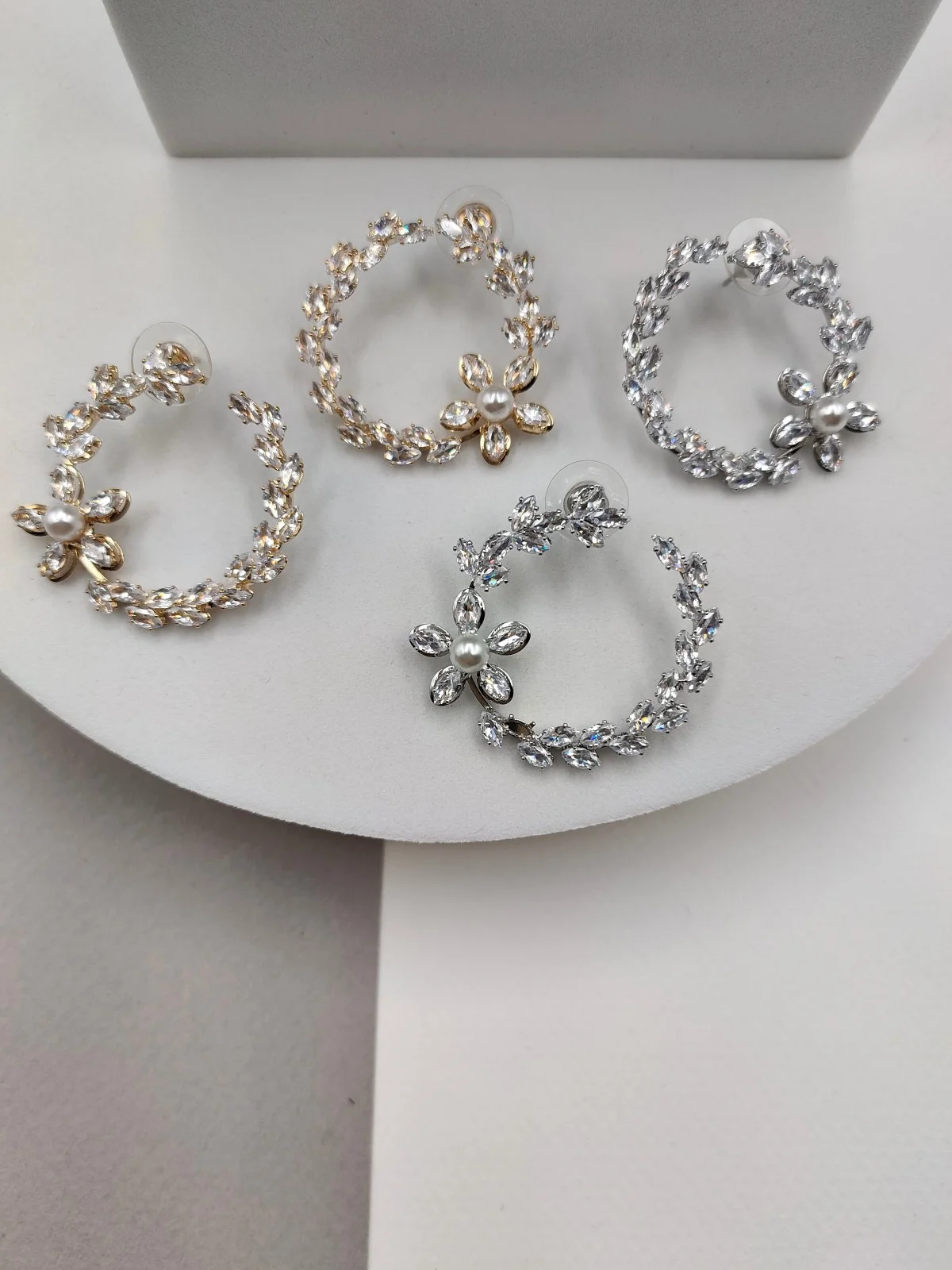 Round Earrings with Crystals and Pearl by Magis Handmade Jewels – view 4