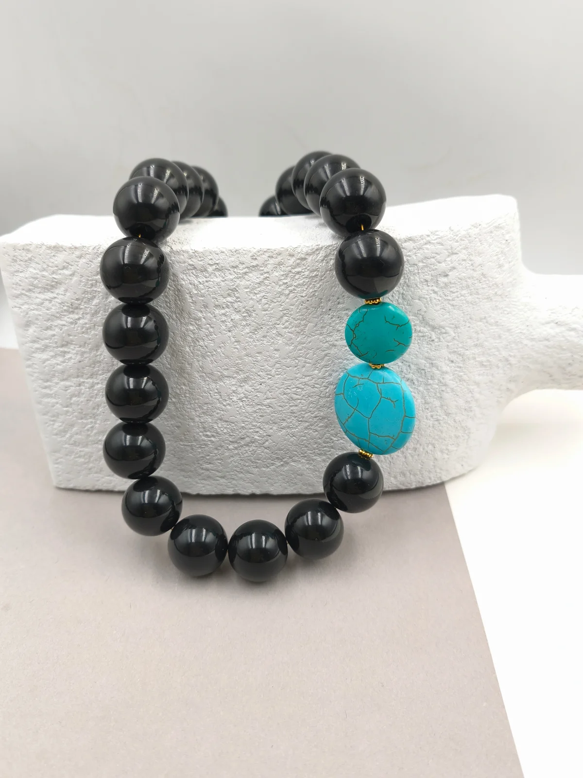 Necklace with Glass Beads and Howlite by Magis Handmade Jewels – view 3