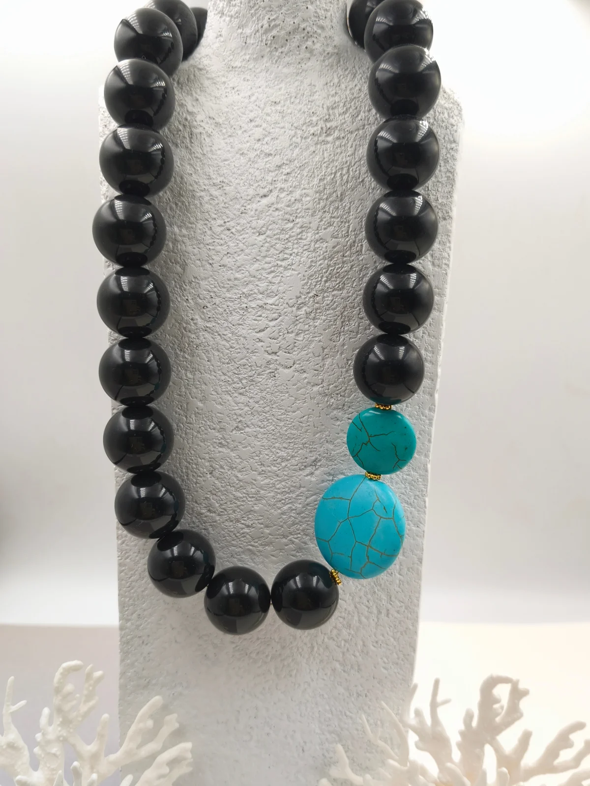 Necklace with Glass Beads and Howlite by Magis Handmade Jewels – view 4