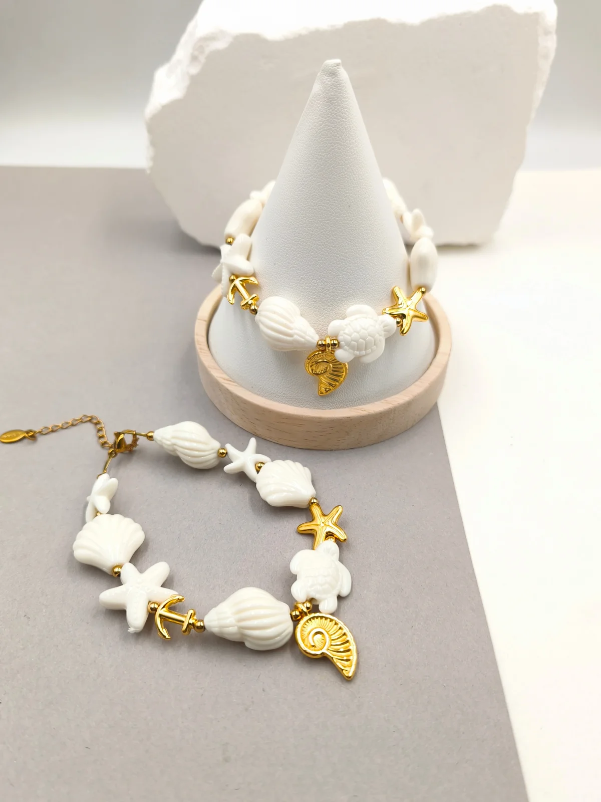 Bracelet with Acrylic Beads and Gold-Plated Details by Magis Handmade Jewels – view 2