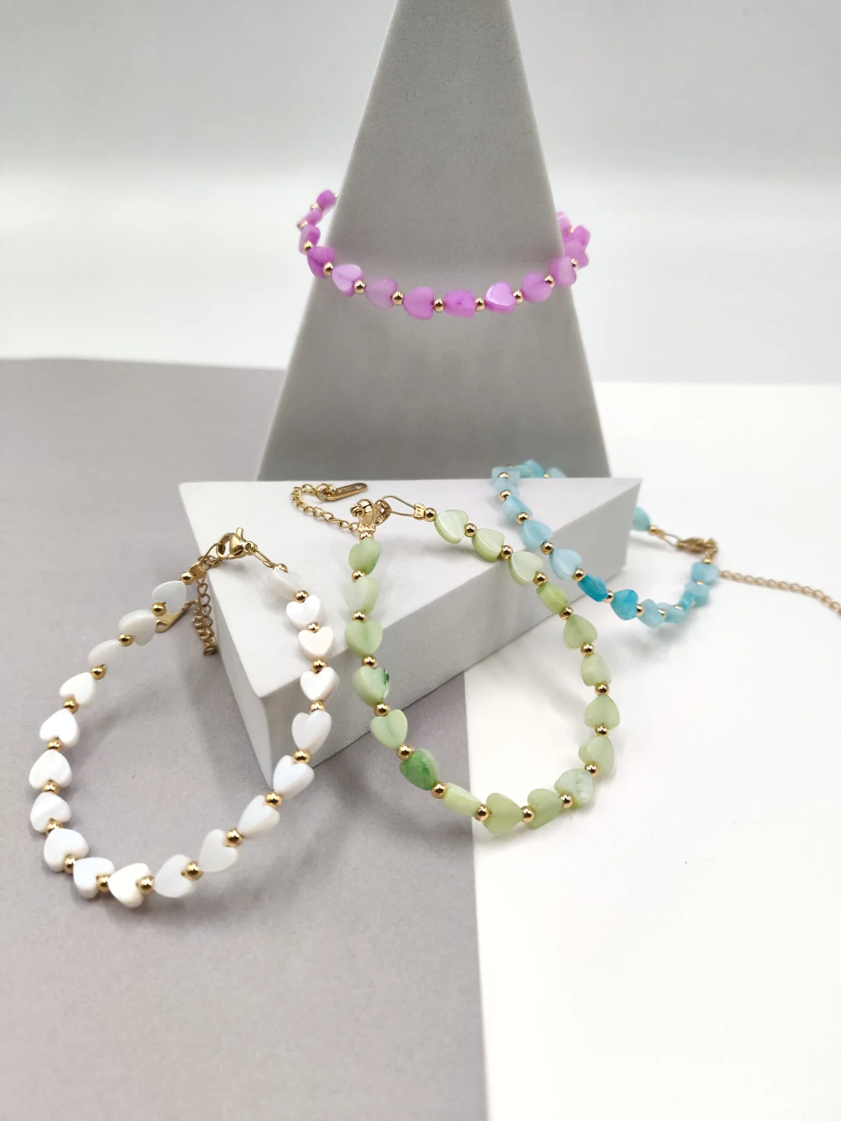 Bracelet with Mother-of-Pearl Hearts and Gold-Plated Details by Magis Handmade Jewels – view 2