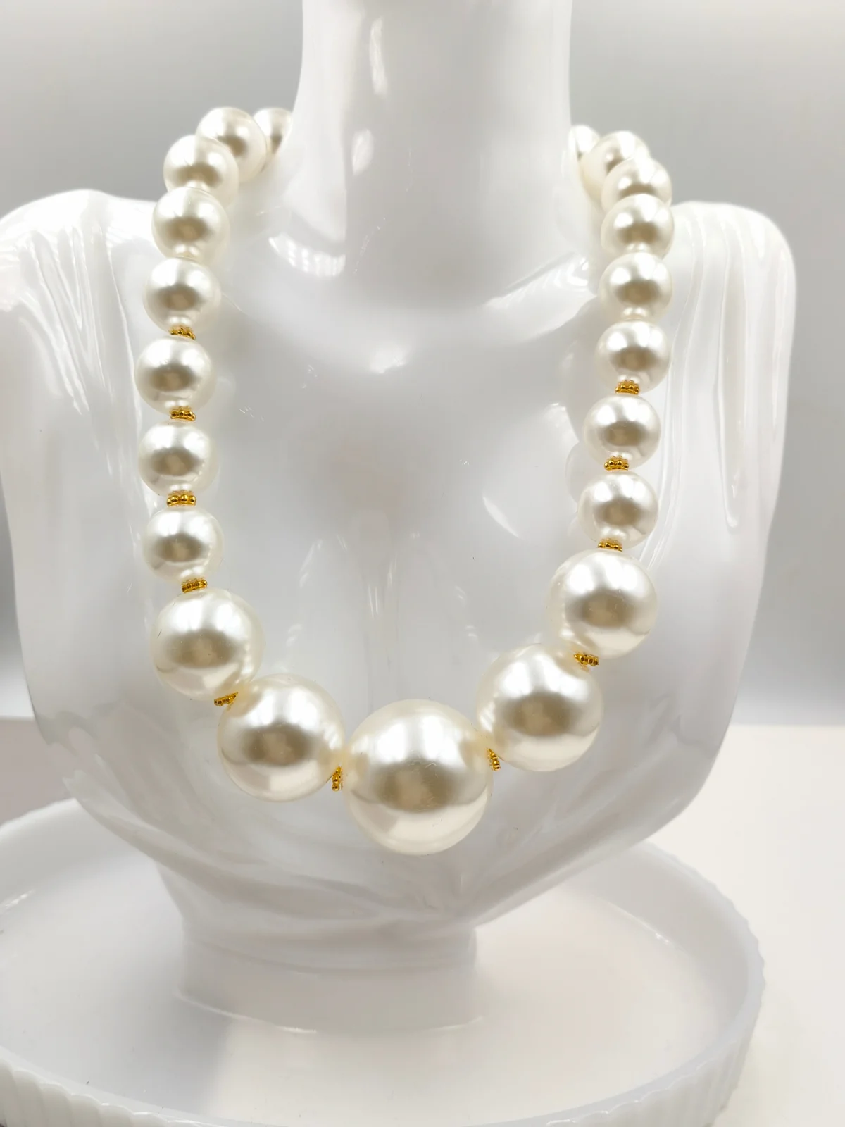 Necklace with Pearls and Gold-Plated Details by Magis Handmade Jewels – view 2
