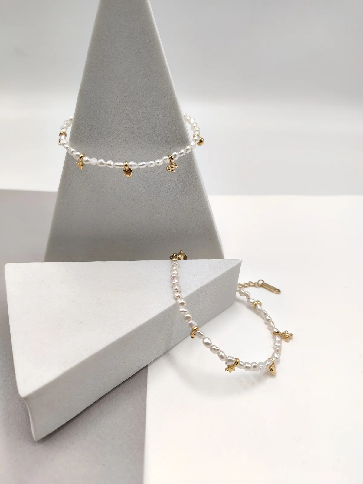 Bracelet with Cultured Pearls and Gold-Plated Details by Magis Handmade Jewels – view 3
