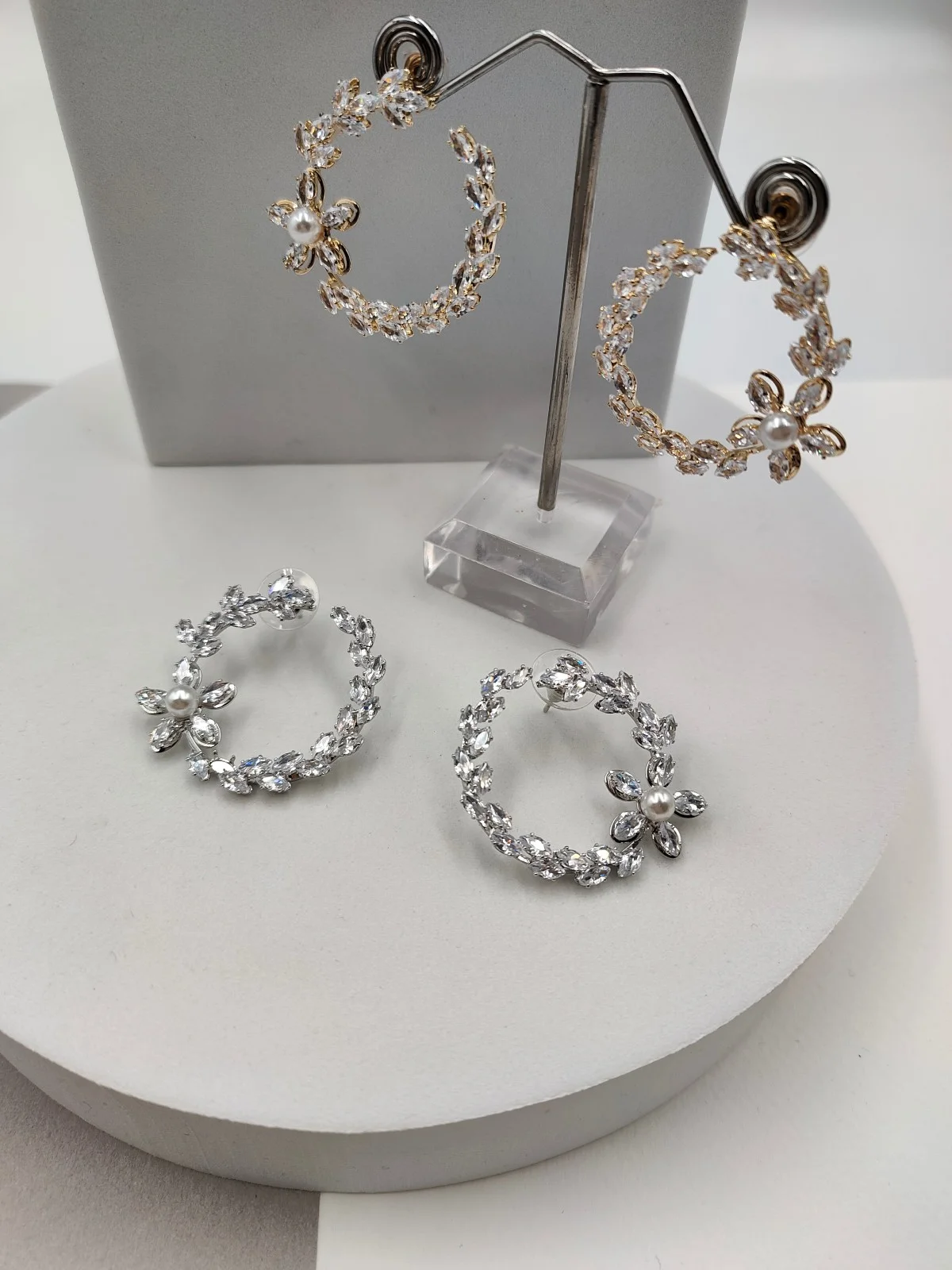 Round Earrings with Crystals and Pearl by Magis Handmade Jewels – view 3