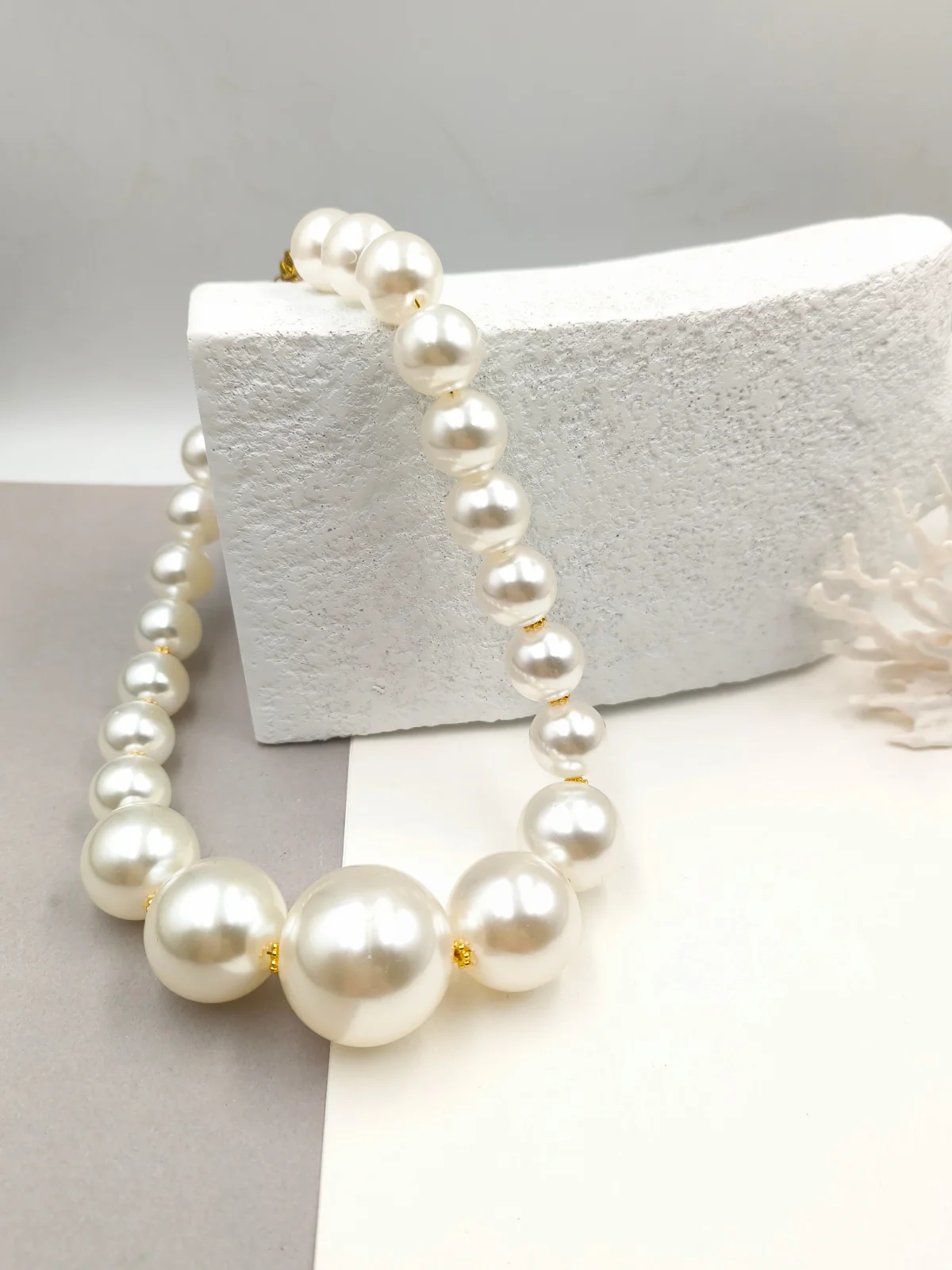 Necklace with Pearls and Gold-Plated Details #953323
