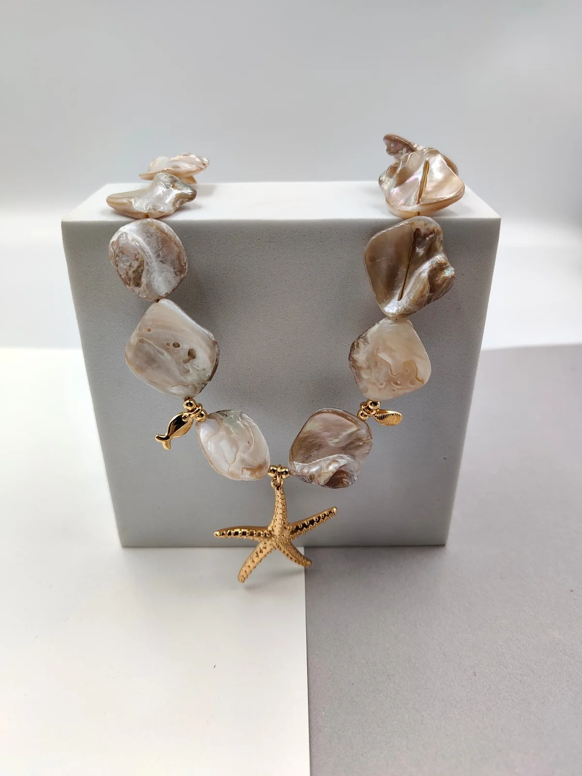Necklace with Mother-of-Pearl Beads and Gold-Plated Details by Magis Handmade Jewels – view 3