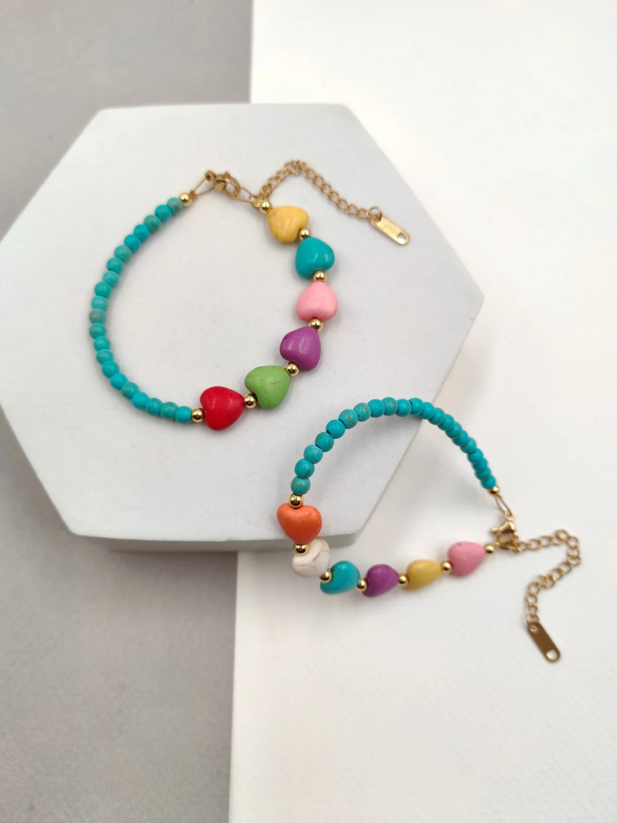 Bracelet with Howlite and Hearts by Magis Handmade Jewels – view 4
