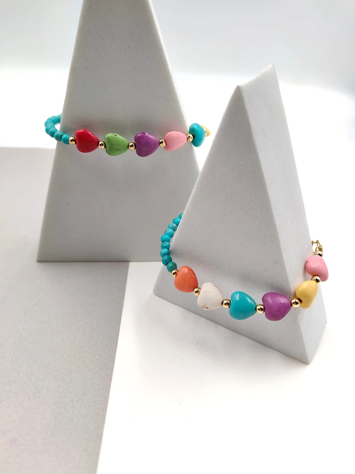 Bracelet with Howlite and Hearts by Magis Handmade Jewels – view 3