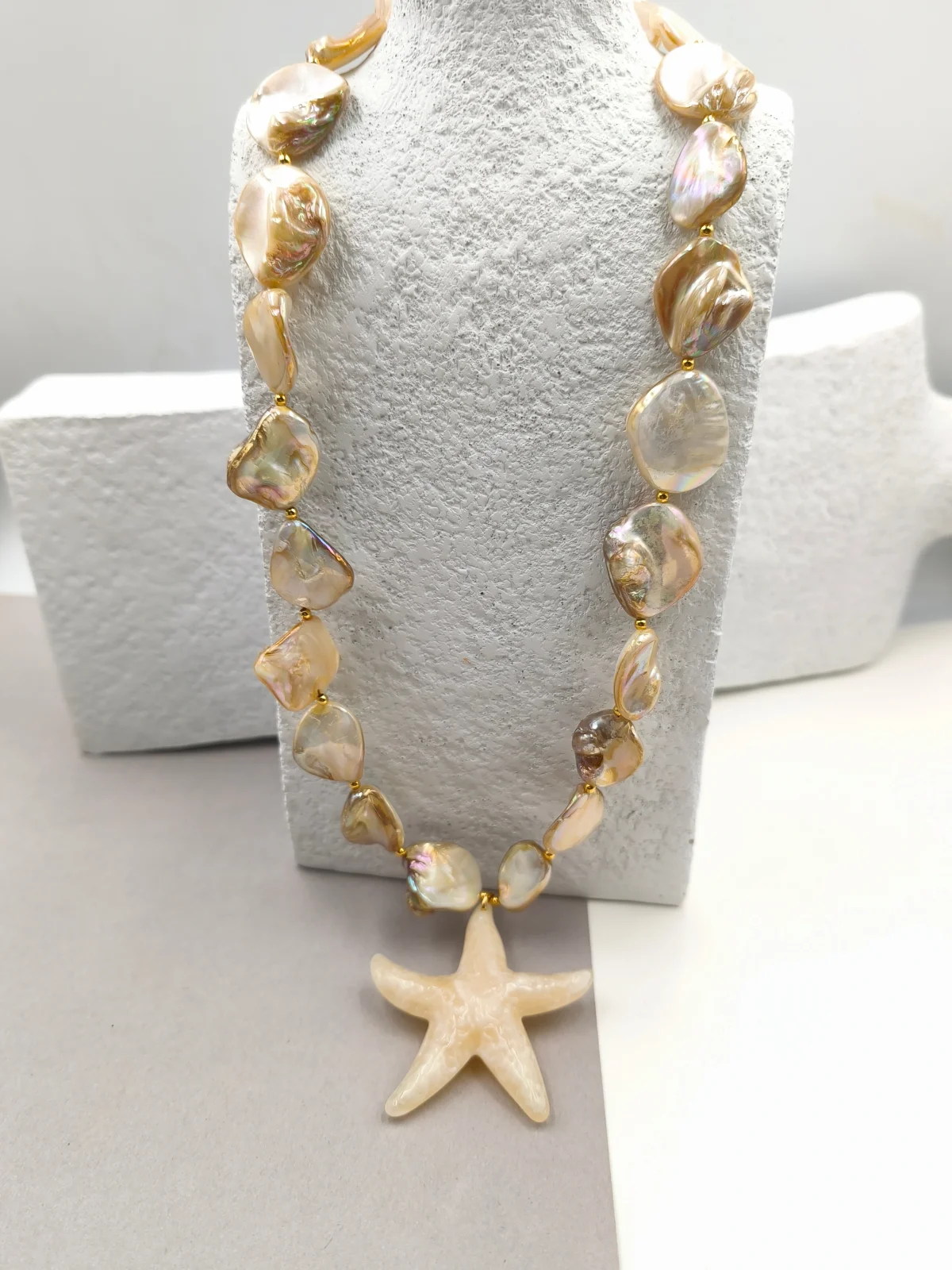 Necklace with Mother-of-Pearl and Acrylic Starfish by Magis Handmade Jewels – view 2
