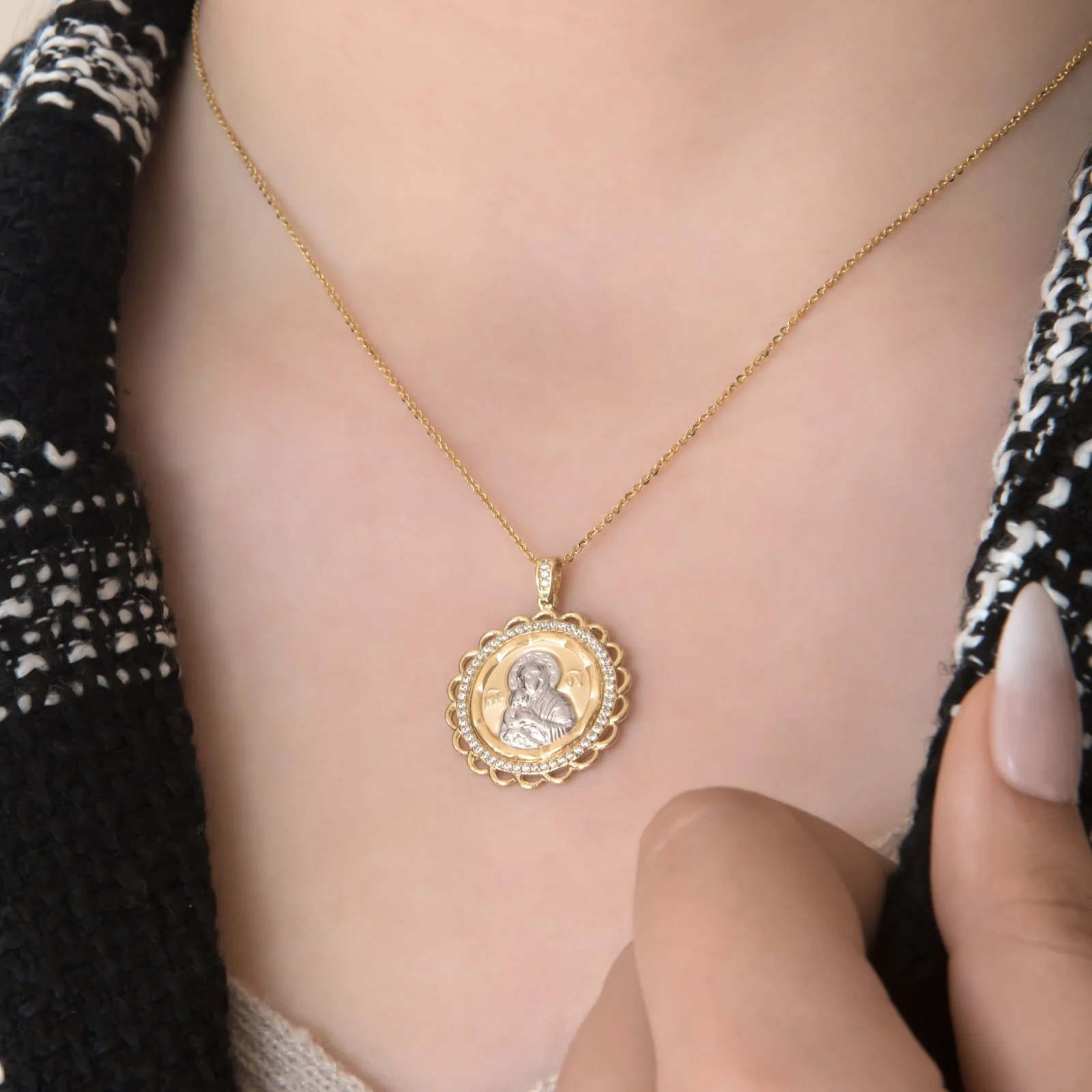Holly Mary Christian Pendant — additional product image 4 from AntEva Crafts