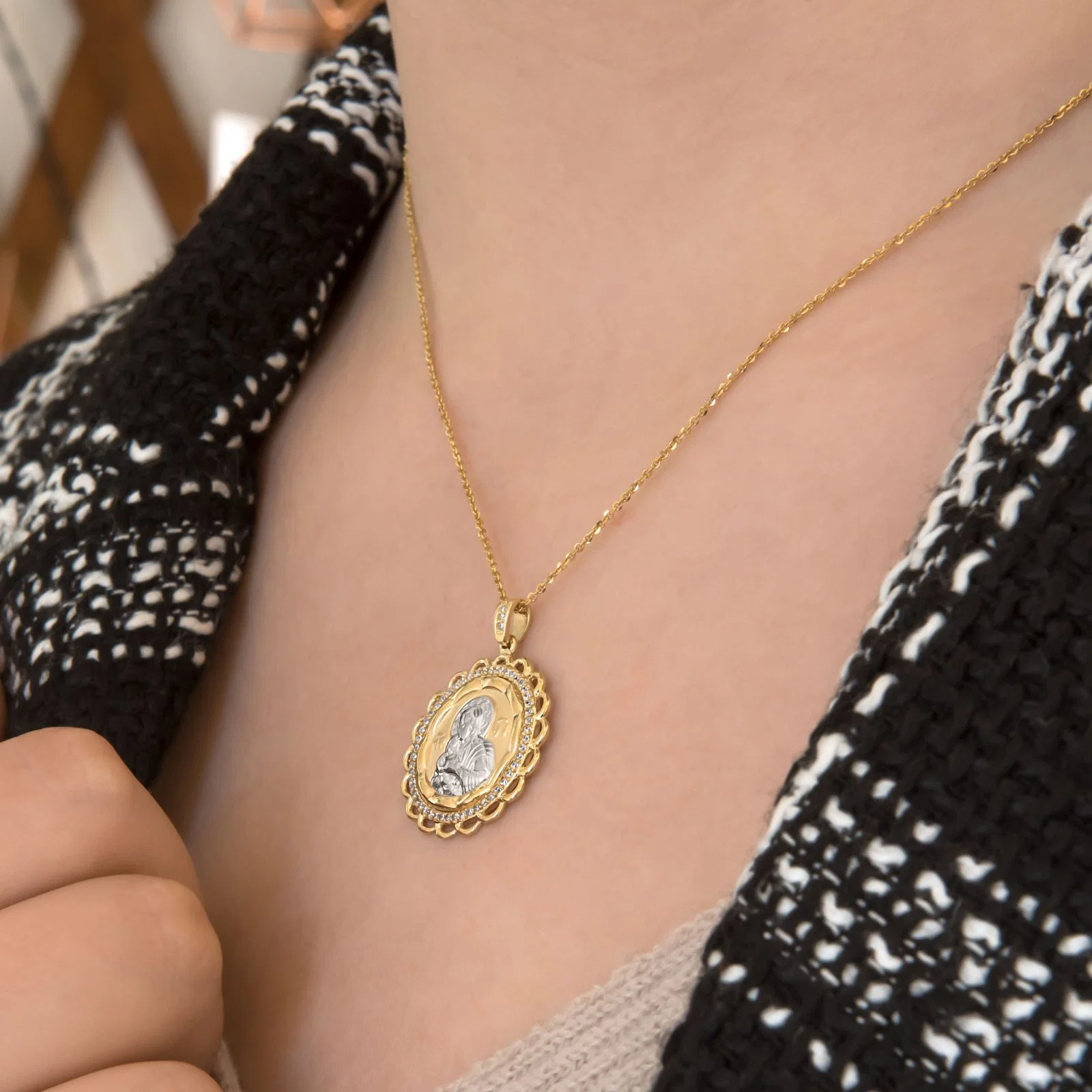 Holly Mary Christian Pendant — additional product image 3 from AntEva Crafts