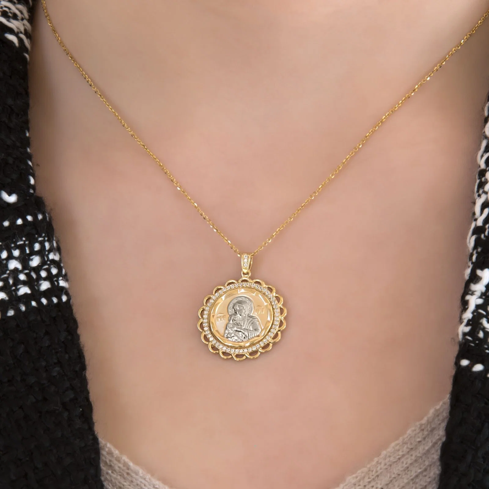 Holly Mary Christian Pendant — additional product image 2 from AntEva Crafts