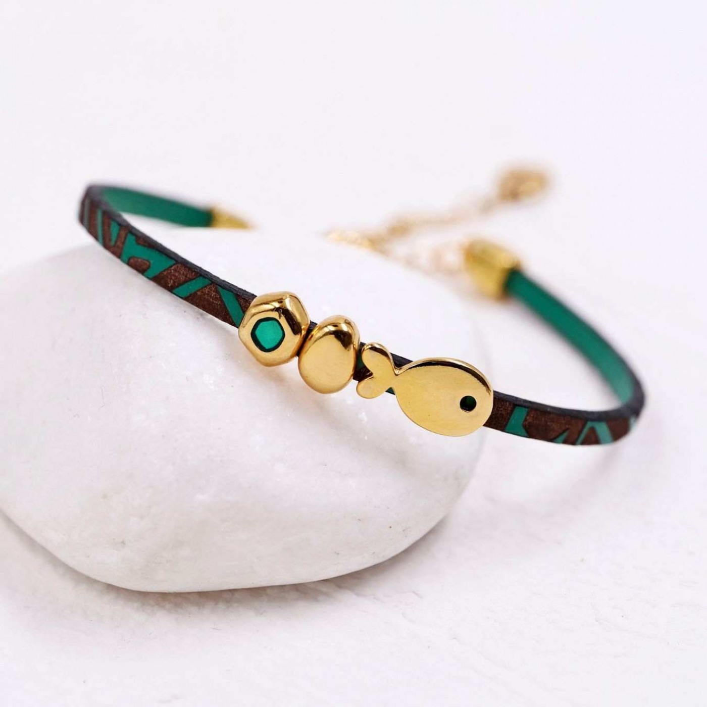 Gold-plated Fish Bracelet | Engraved Leather - Green