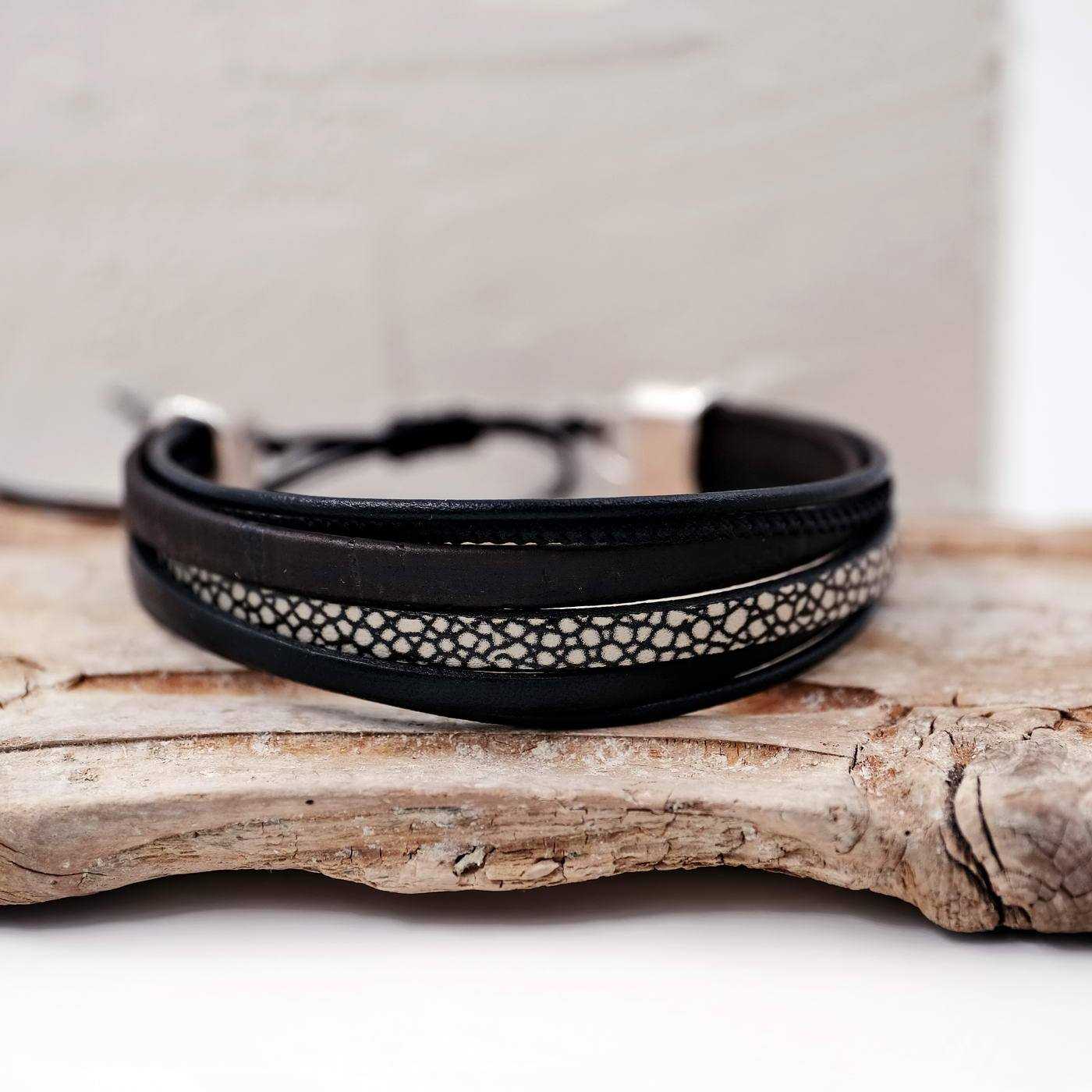 Men's leather bracelet with macrame closure