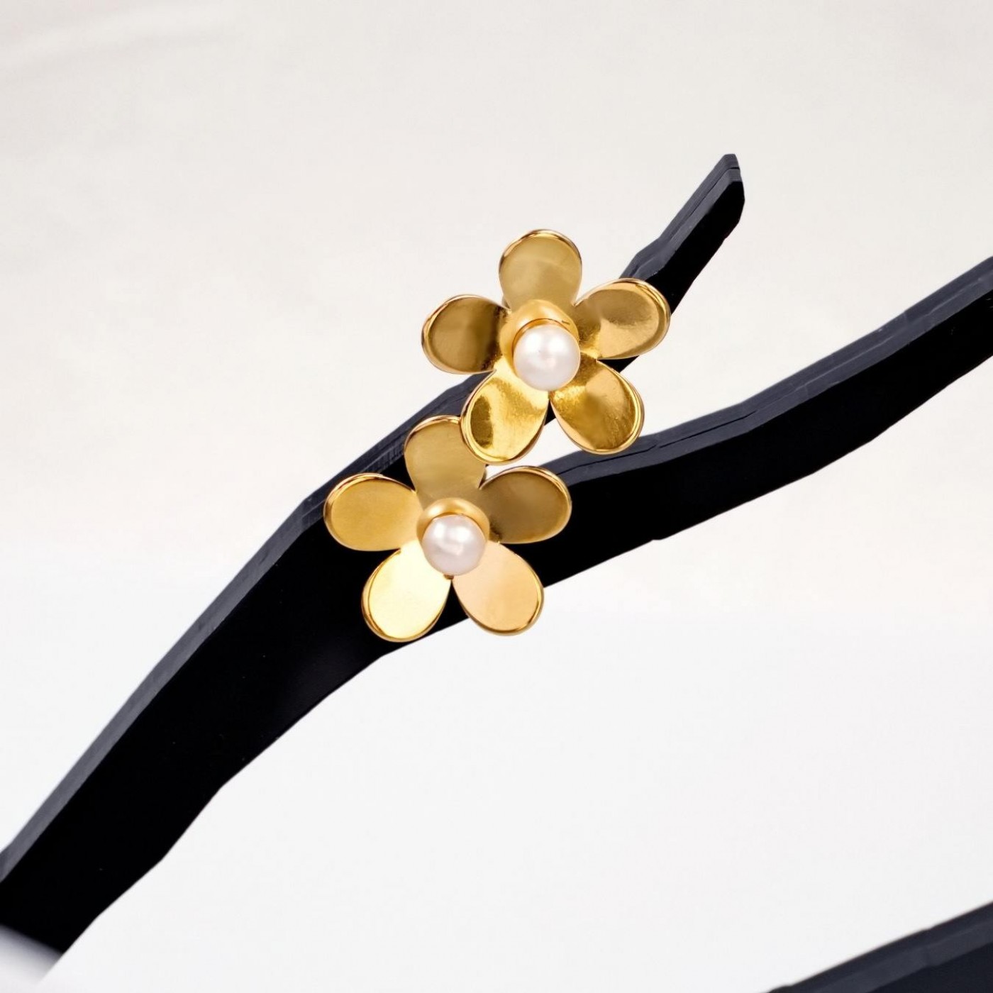 Flower Earrings with Pearl – Timeless Elegance — Earrings from Toolittle — additional view 2